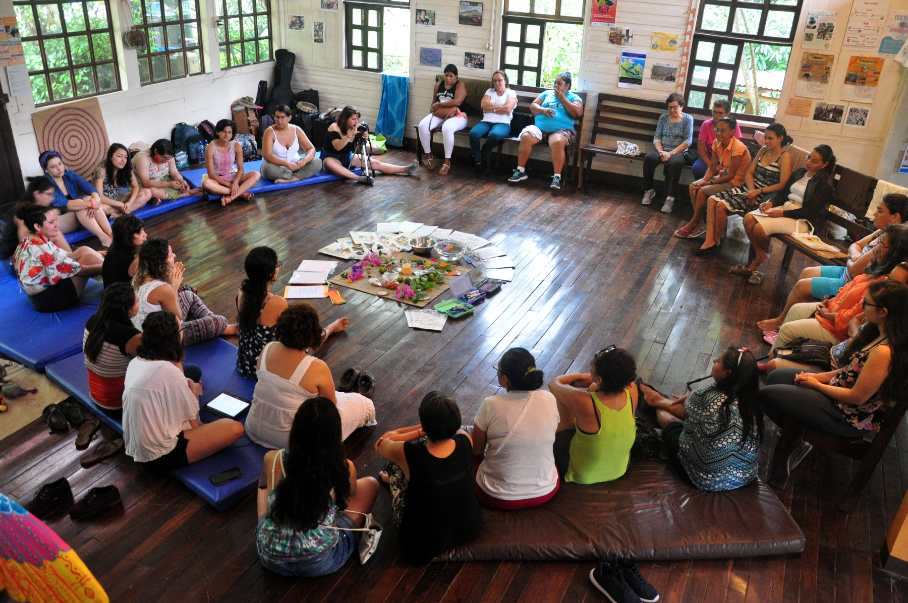 El encuentro contó con un intercambio de semillas que aportaron las mujeres de cada una de las comunidades. Foto: Angélica Castro.
