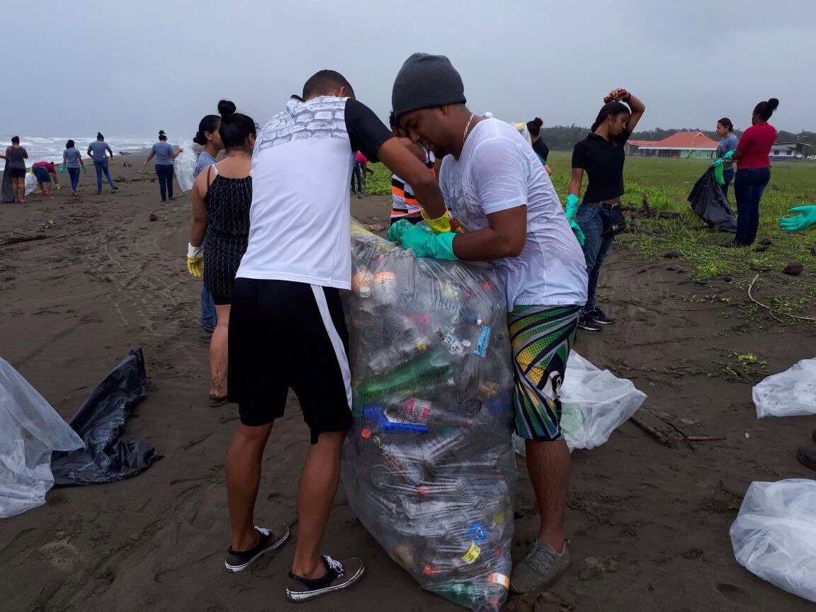 img-noticia-Estudiantes durante una campaña recolección de desechos sólidos