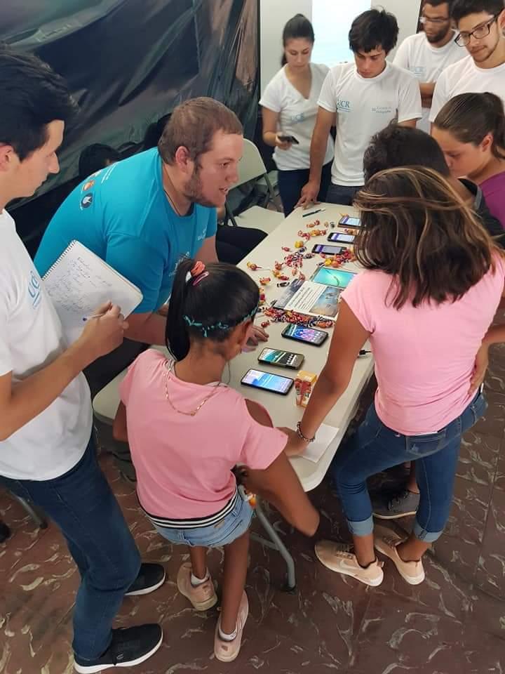 img-galeria-quote-Estudiantes del TCU realizan ensayos con la app móvil Mi Cuenca con las niñas y los niños de la comunidad de Potrero Grande de Buenos Aires. Foto tomada por Marlon Morúa.