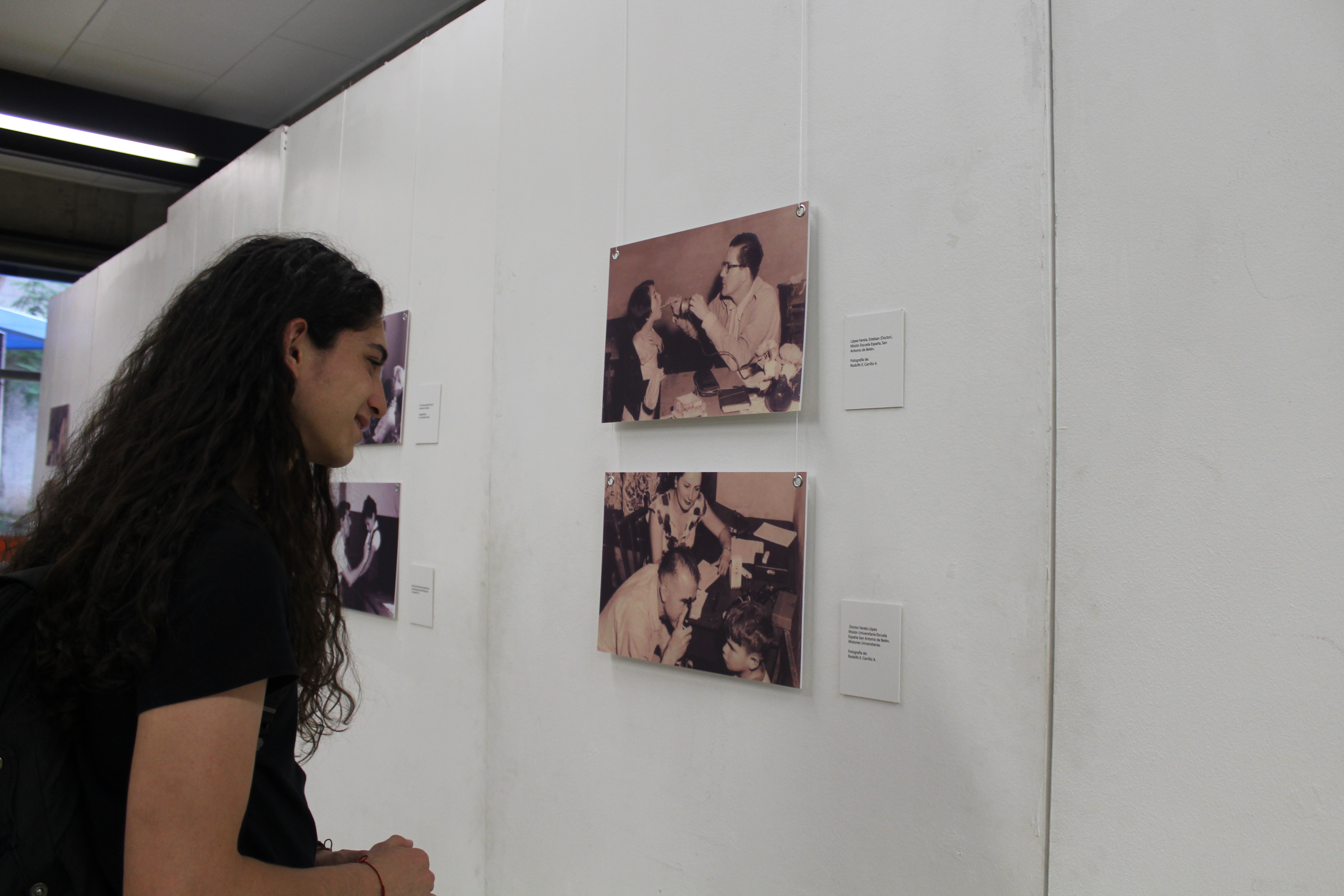 img-galeria-quote- El estudiante Huberth Hernández observó las 27 fotos que conforman la Exposición fotográfica: 45 años de la VAS.