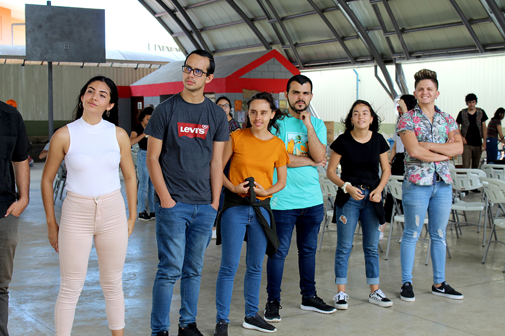 img-galeria-quote-Docentes y estudiantes universitarios durante peña cultural en el Centro Especializado Ofelia Vicenzi Peñaranda