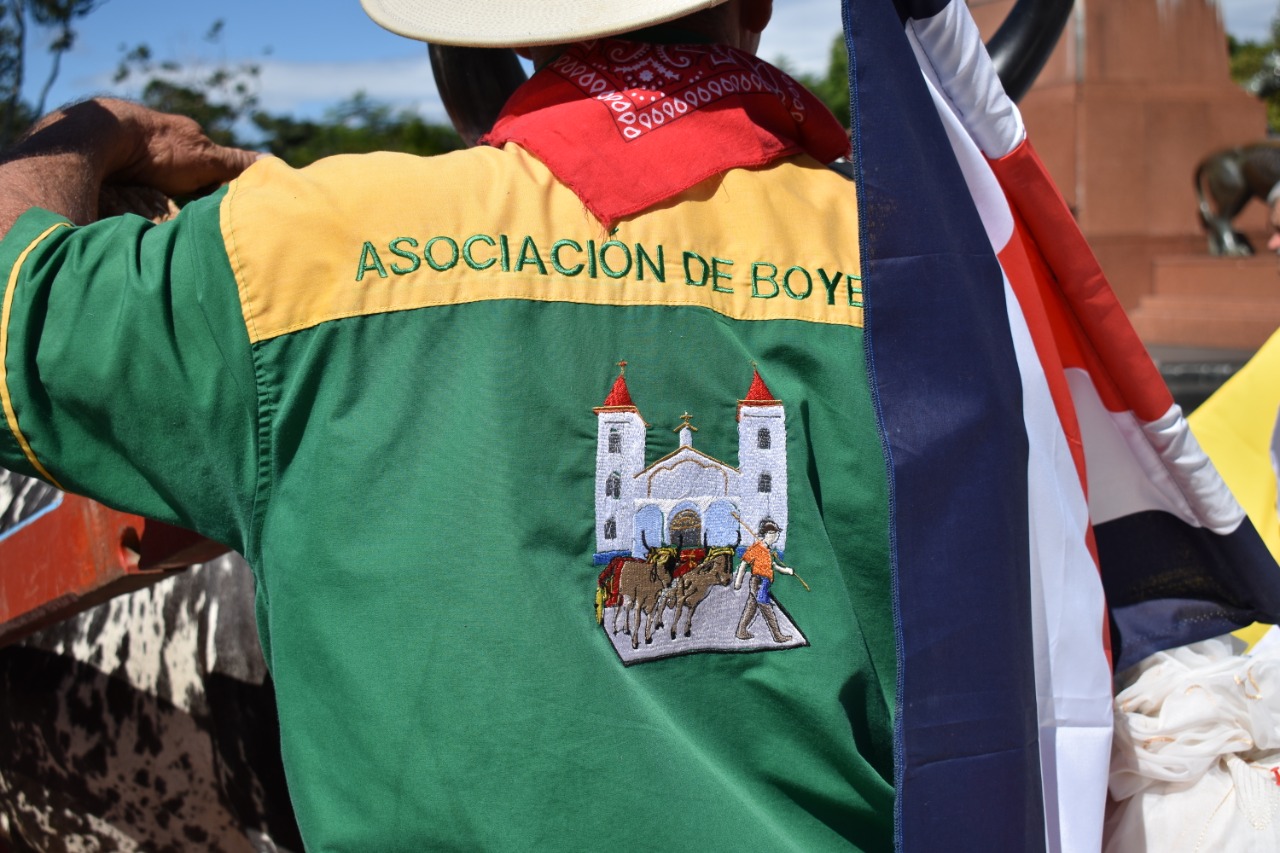 img-galeria-quote-Una imagen de hombre con la camisa que dice: Asociación de Boyeros y a bandera de Costa Rica