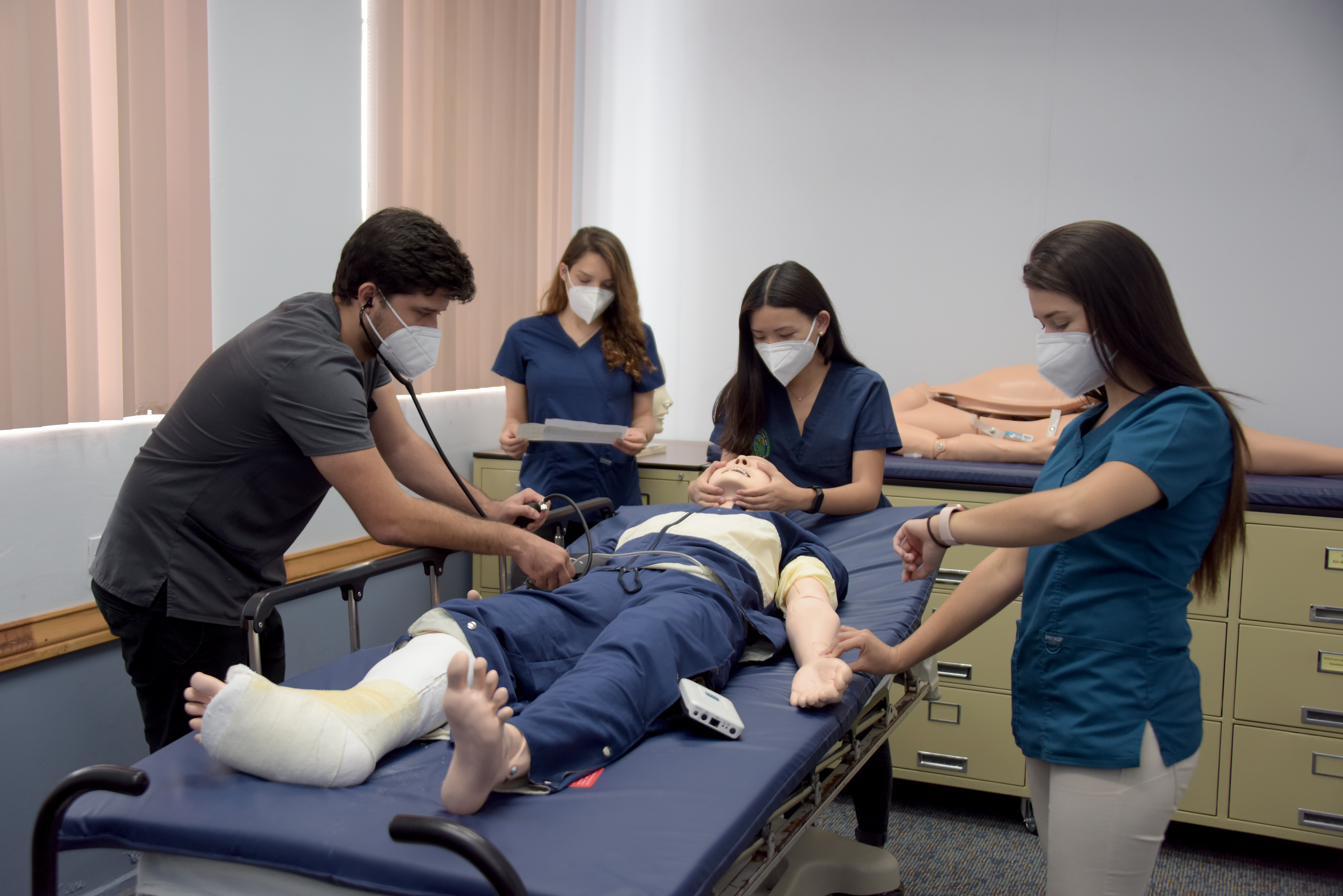 img-galeria-quote-Estudiantes de Medicina reciben talleres prácticos para mejorar la atención a pacientes.
