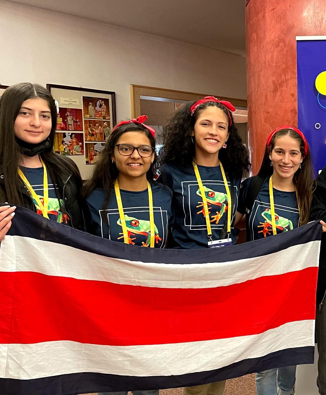 img-galeria-quote-El equipo de jóvenes matemáticas que representó al país sostiene una bandera de Costa Rica durante la inauguración del evento.