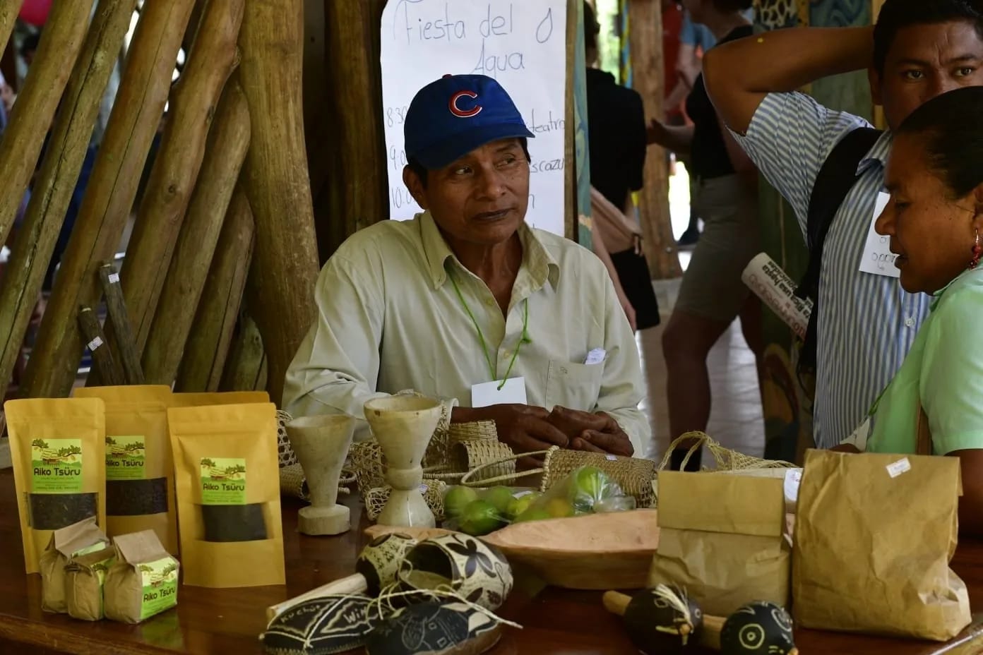 img-galeria-quote-Hombre mayor vendiendo productos artesanales en la Fiesta del Agua.