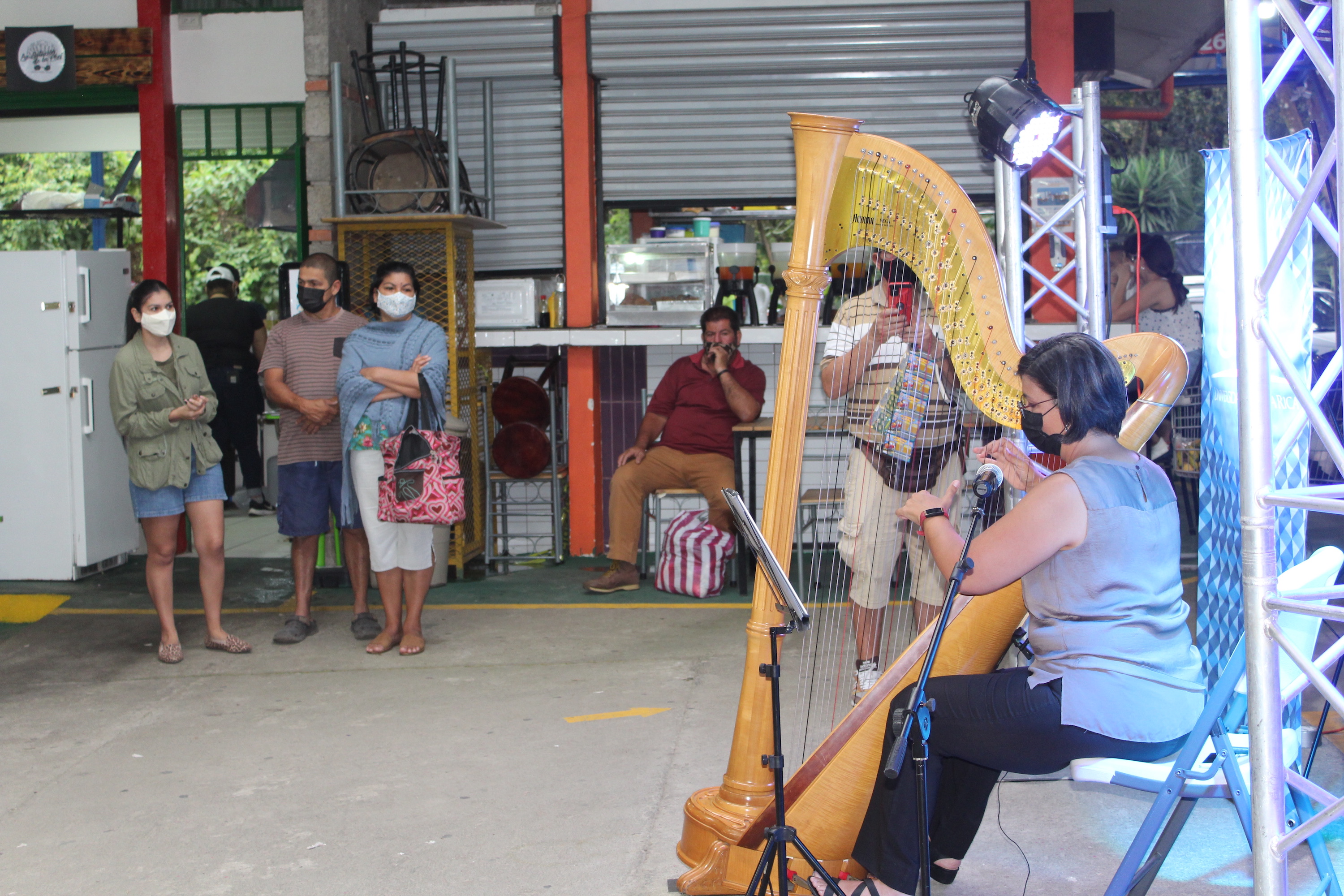 img-galeria-quote-Estudiantes y docentes de musica  interpretando melodías en espacios abiertos en Ferias del Agricultor 