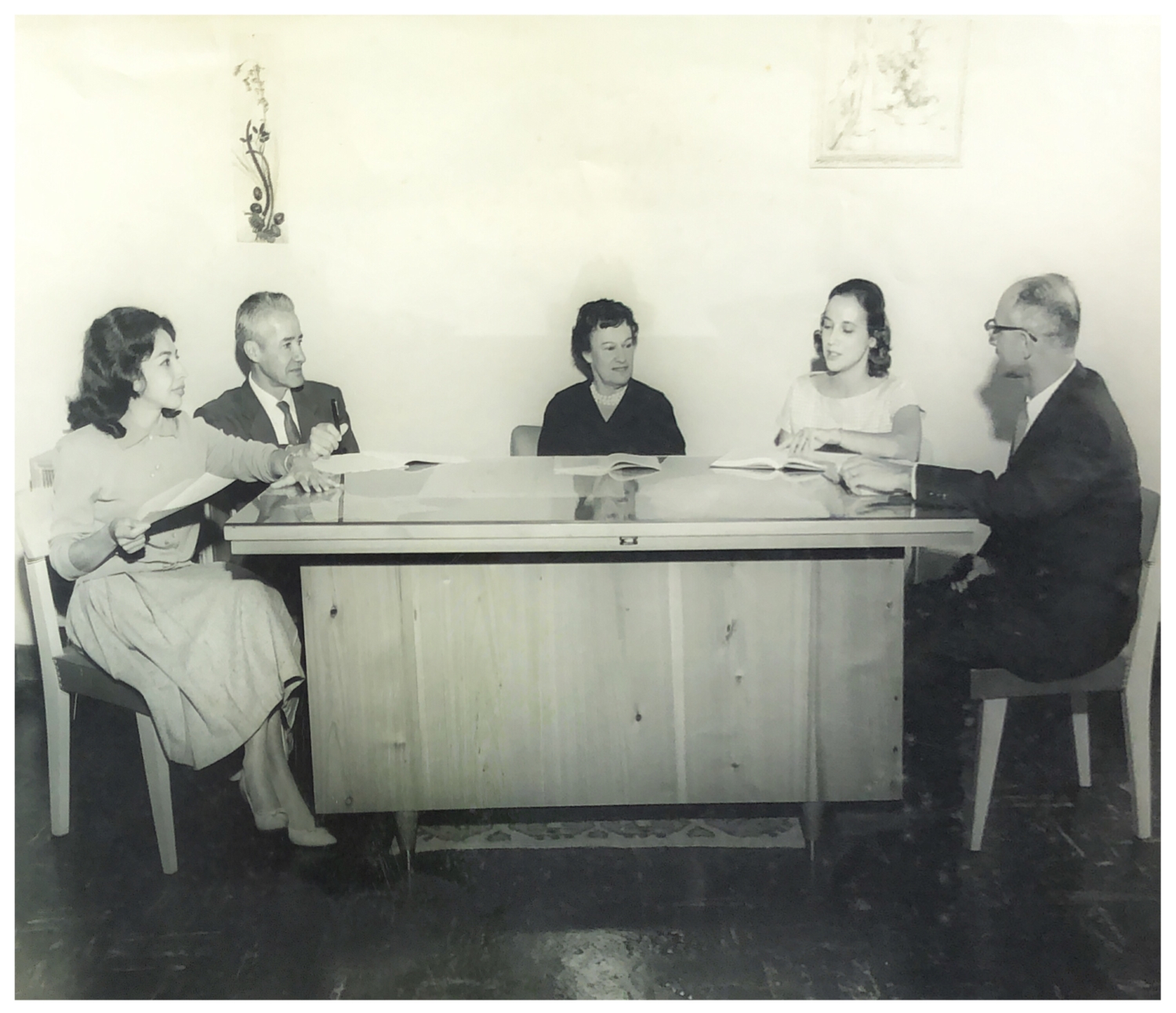 img-galeria-quote-En la foto tomada cerca de 1960, aparecen en orden usual los profesores universitarios Ondina Peraza, Rafael Cortés, Emma Gamboa, María Eugenia Dengo y Ramiro Montero.