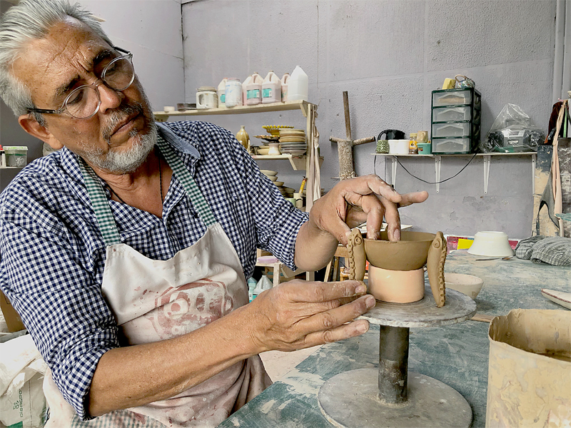 img-galeria-quote-La imagen muestra el proceso final del armado de una vasija.  Luego de un proceso esencialmente manual las vasijas toman forma y quedan lista para el horno.