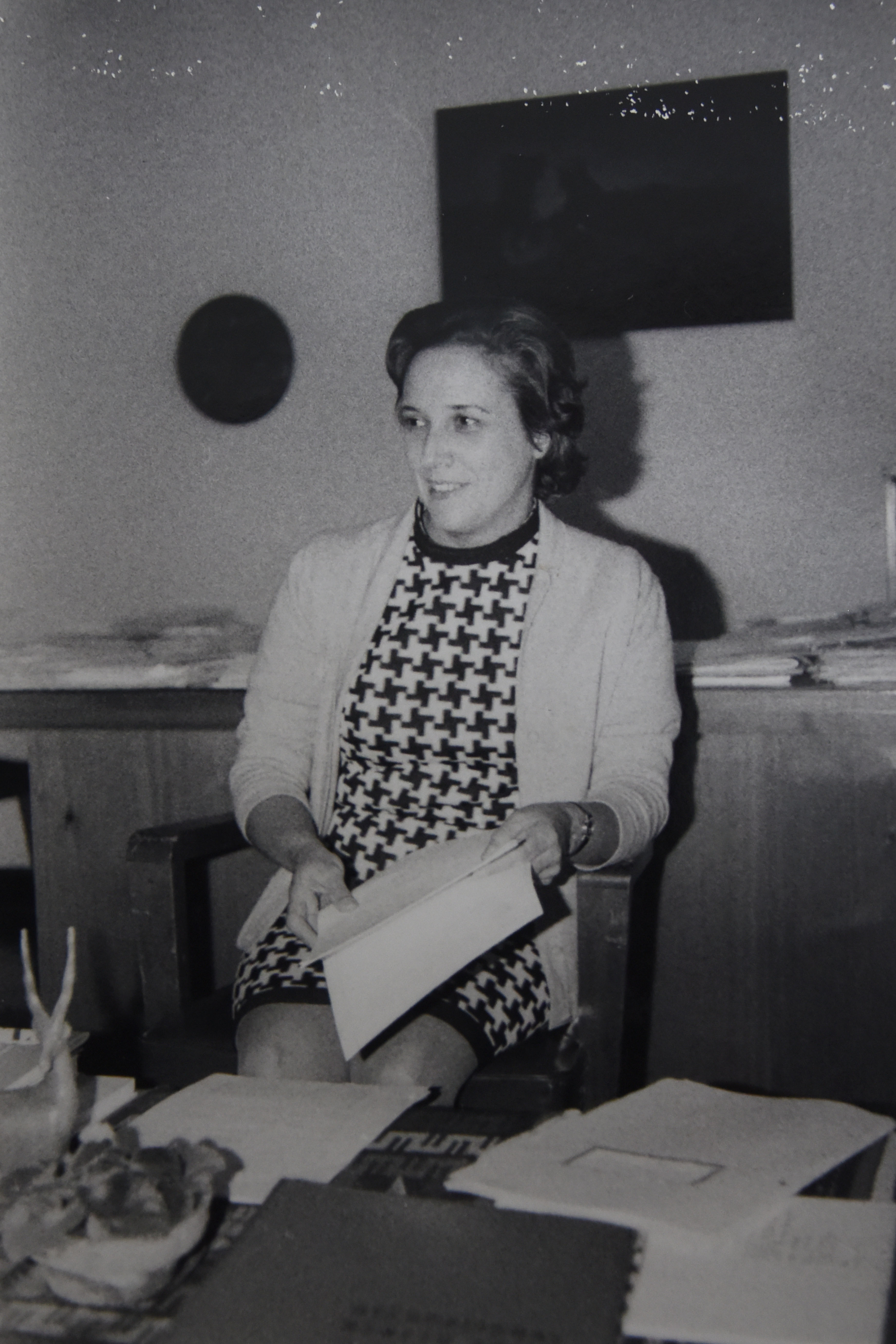 img-galeria-quote-María Eugenia Dengo Obregón en la Facultad de Educación de la UCR, a mediados de la década de los años 60 del siglo XX.  A su gestión le imprimió el espíritu visionario que la caracterizó durante su vida y se distinguió por ser siempre una persona accesible y una gran capacidad de escucha, entre sus más grandes atributos personales.  En su decanatura creó las escuelas de Educación Física, Bibliotecología y Administración Educativa.  