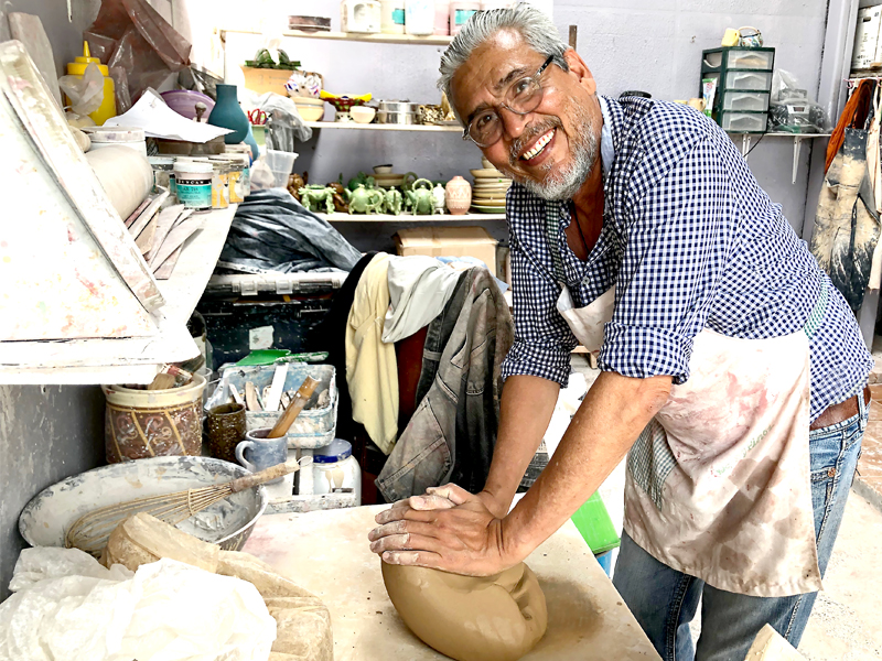 img-galeria-quote-En la foto aparece el ceramista Gerardo Selva.  Èl tiene 45 años de trabajar mano a mano la cerámica para crear sus obras artísticas.