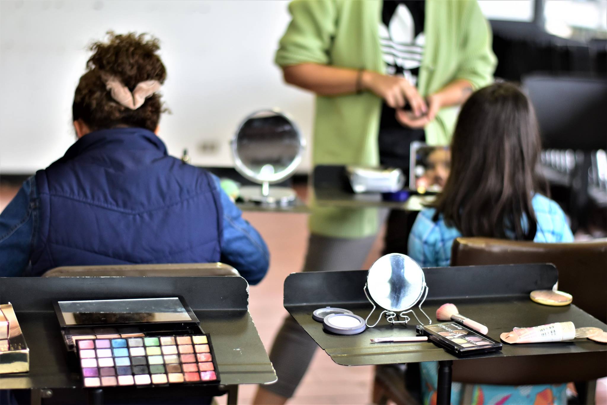 img-galeria-quote-Los participantes aprendieron sobre cuidado de la piel y uso del maquillaje.
