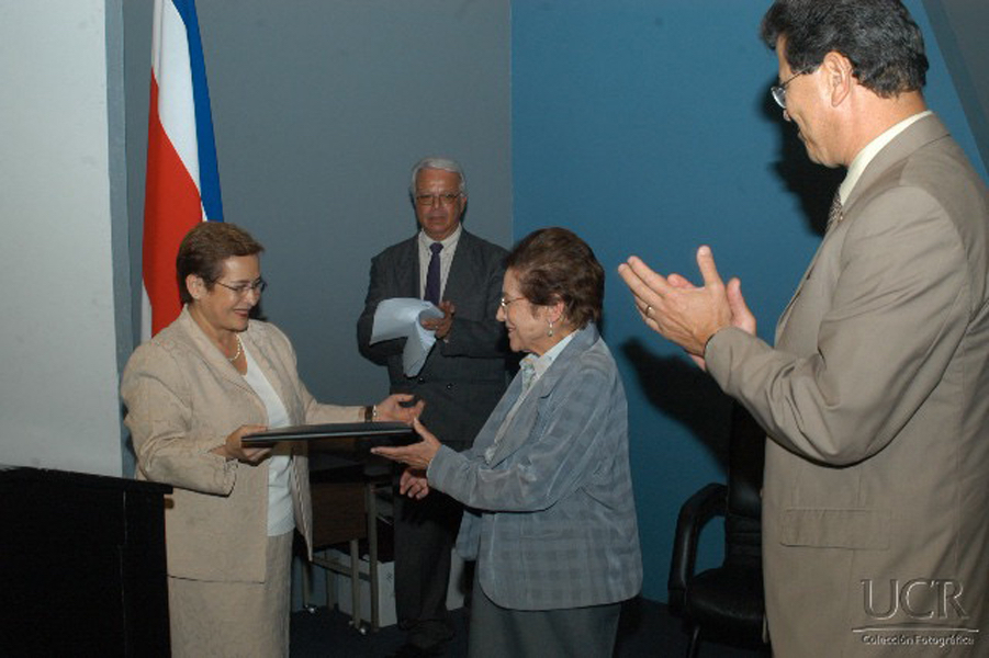 img-galeria-quote-El 24 de agosto de 2006 María Eugenia Dengo recibió el Premio Rodrigo Facio, primera mujer que recibió dicho reconocimiento de parte del Consejo Universitario de la UCR.  Foto archivo ODI