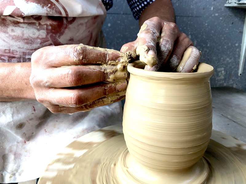 img-galeria-quote-En la imagen aparece las manos del ceramista Gerardo Selva detallando una vasija de arcilla.