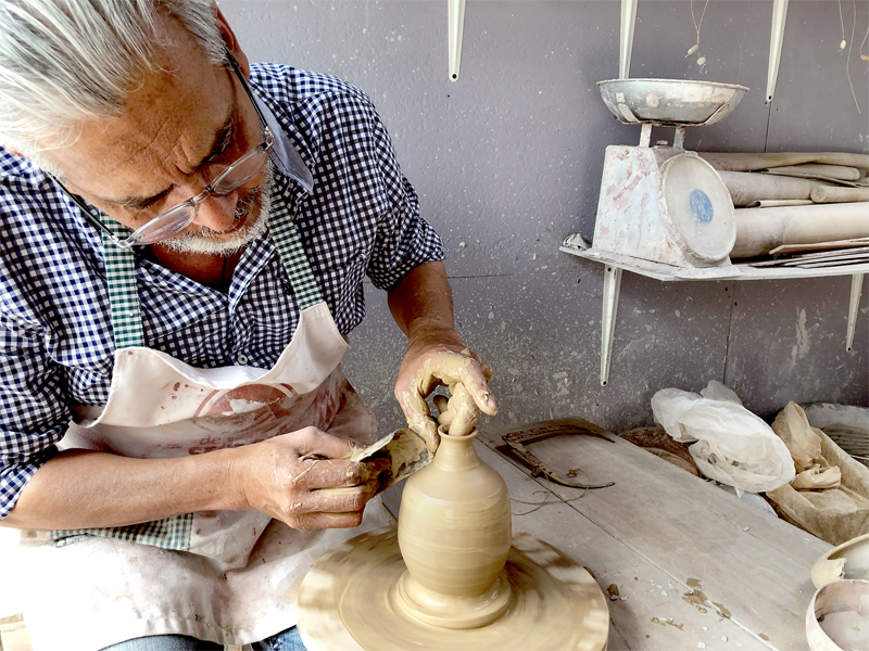 img-galeria-quote-En la foto Gerardo Selva continua detallando una vasija cerámica.