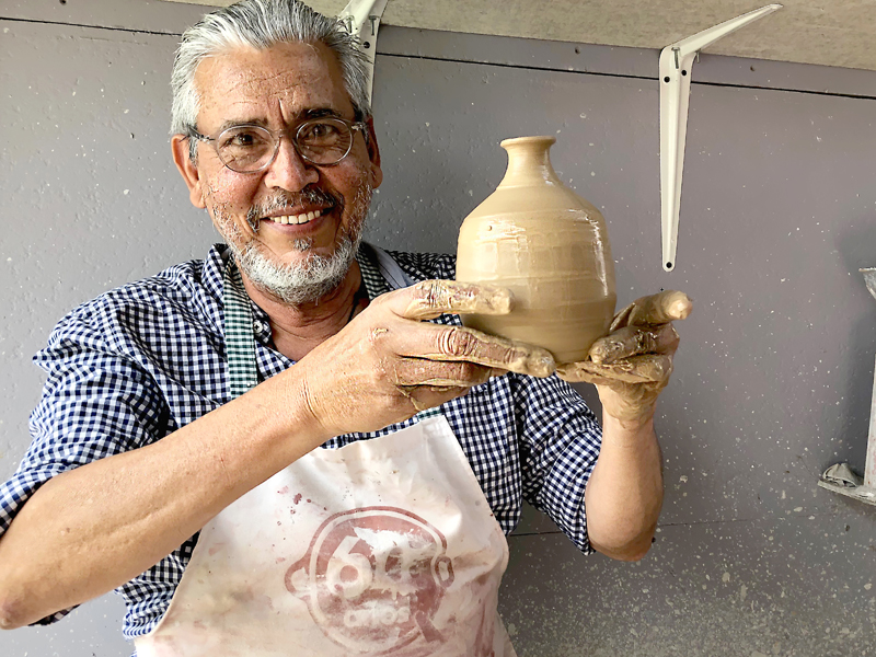 img-galeria-quote-En la imagen Gerardo Selva muestra la vasija terminada en su primera fase de torno, para luego continuar con detalles manuales.
