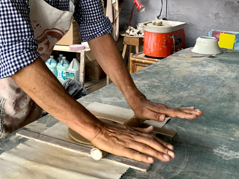 img-galeria-quote-En la fotografía se aprecian las manos de Gerardo Selva preparando arcilla para obtener detalles que caracterizan a las vasijas trípodes que crea en su taller.
