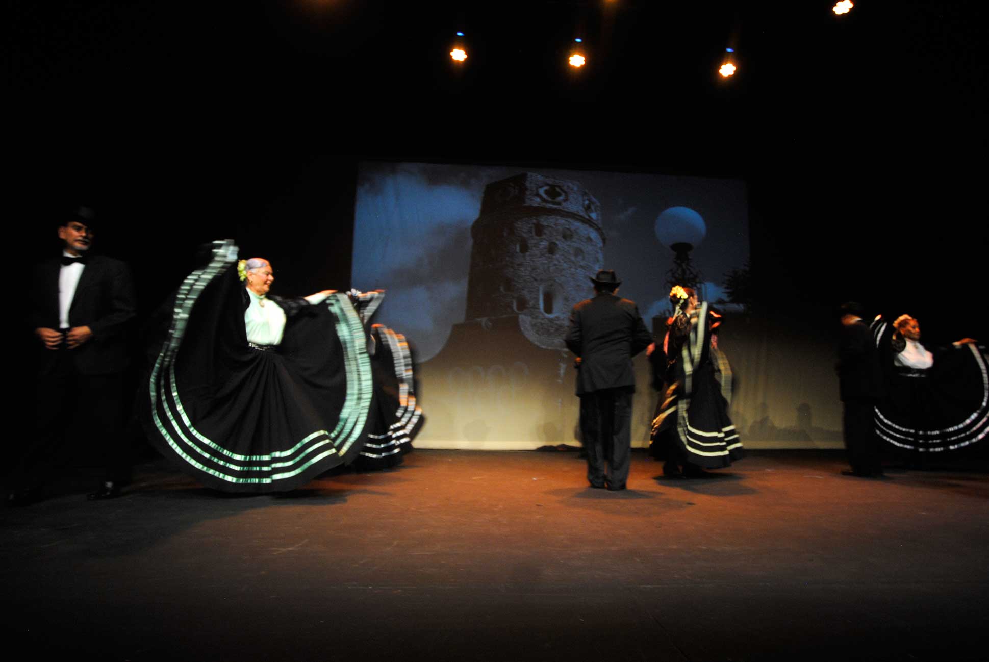 img-galeria-quote-En la foto el grupo Al son de la Vida presentando la coreografía Calle Vieja.