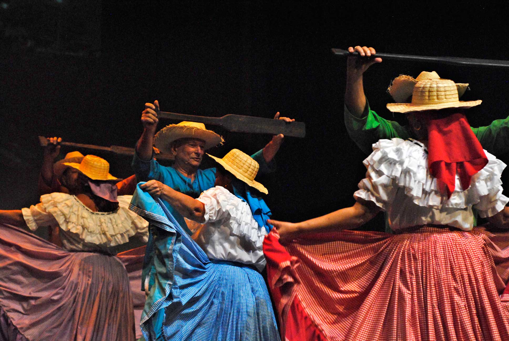 img-galeria-quote-En la foto el grupo Al son de la Vida presentando la coreografía Atardecer Porteño.