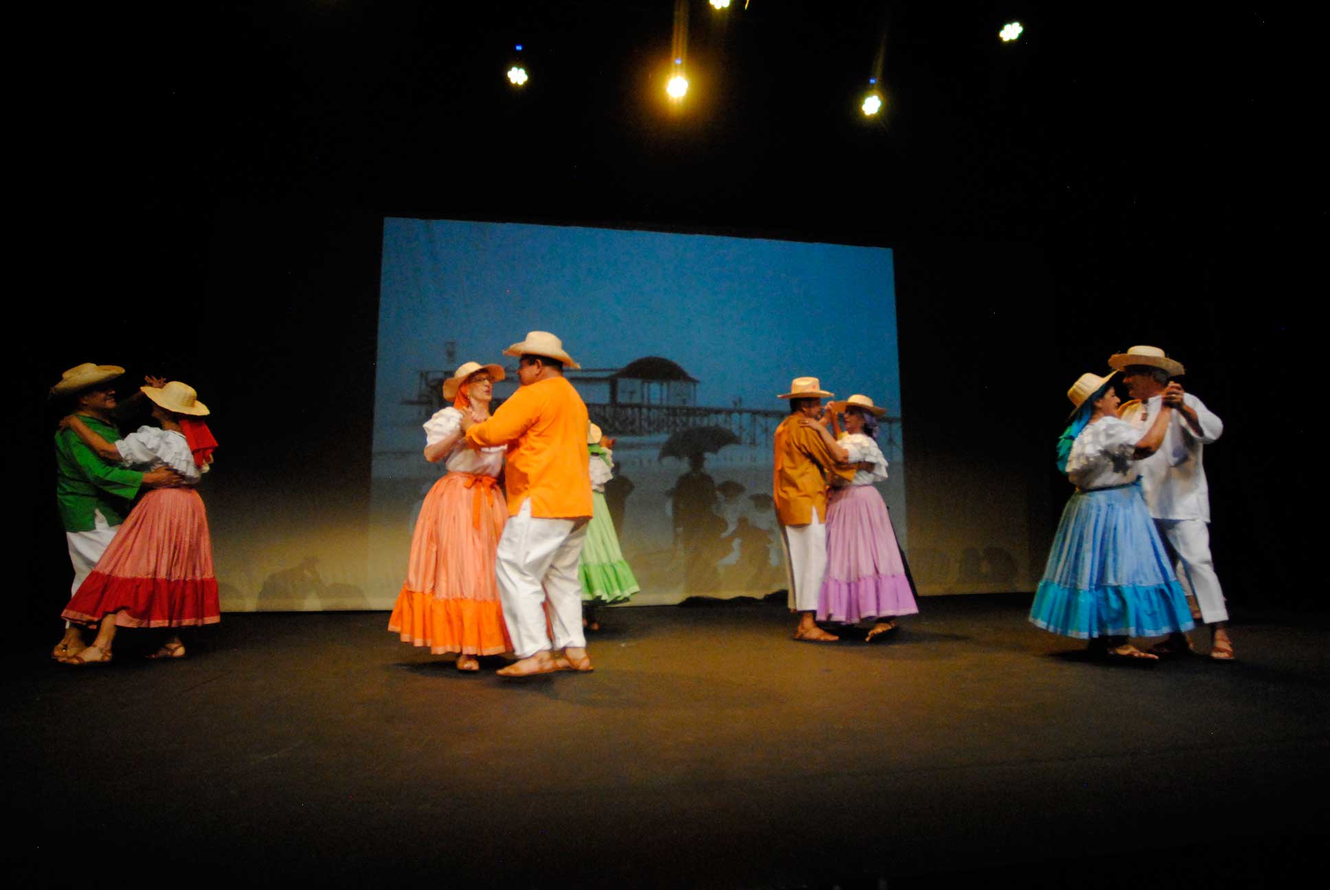 img-galeria-quote-En la foto el grupo Al son de la Vida presentando la coreografía Atardecer Porteño.