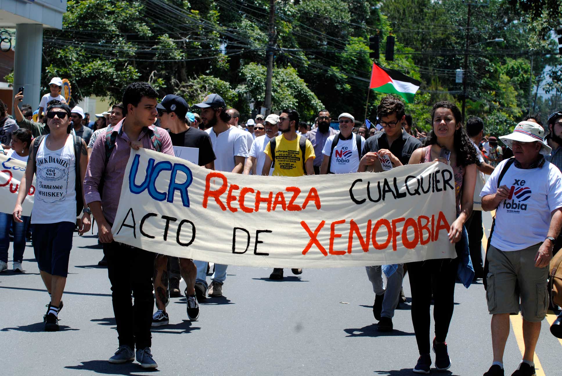 img-galeria-quote-Varias personas se sumaron a la marcha de la solidaridad que comenzo a las 10 de la mañana en el Pretil de la Ciudad Universitaria Rodrigo Facio.