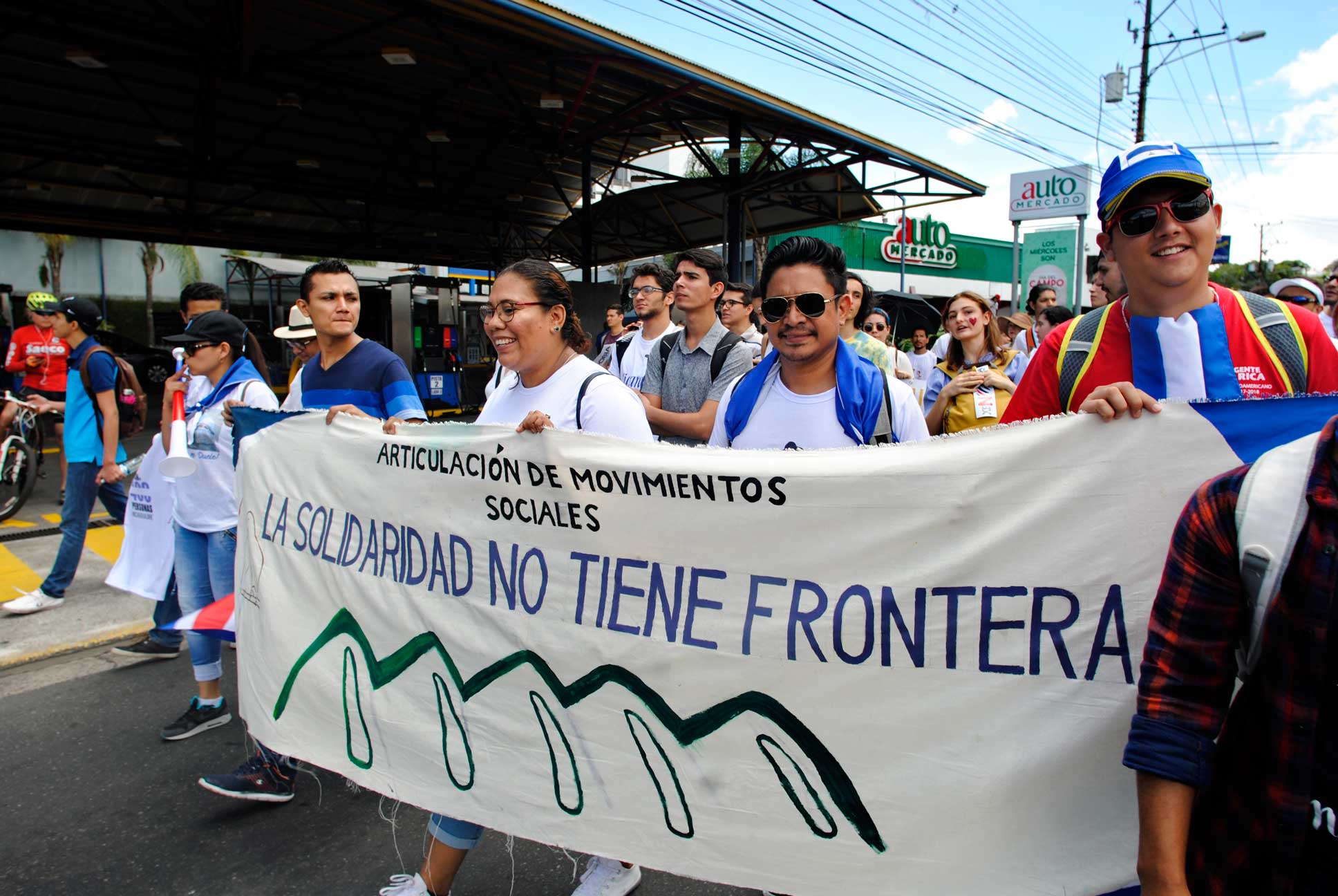 img-galeria-quote-Varias organizaciones de migrantes marcharon desde San Pedro en la gran Marcha de la Solidaridad.