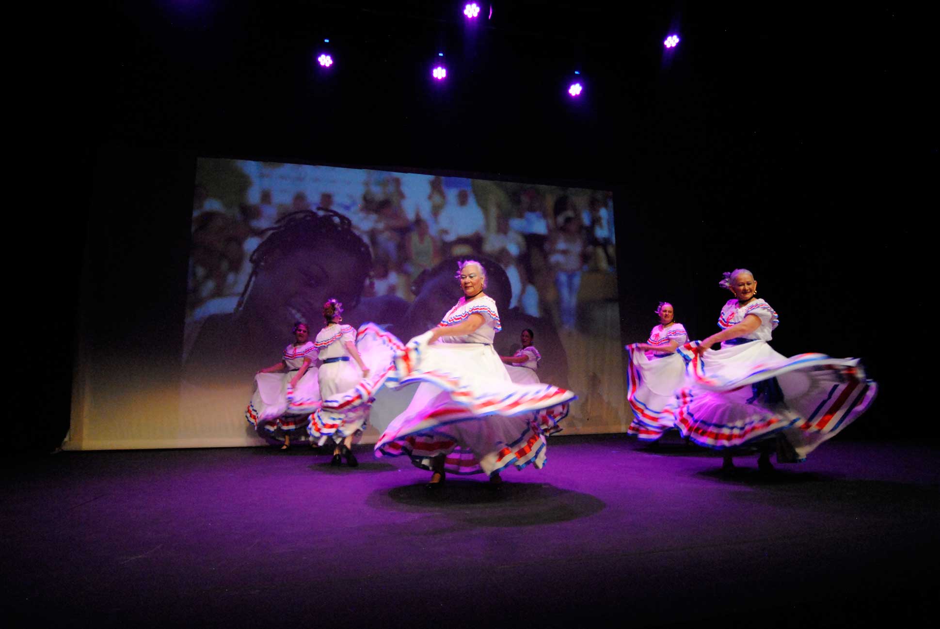 img-galeria-quote-En la foto Amigas de Al son de la Vida presentando la coreografía Ticas Lindas.