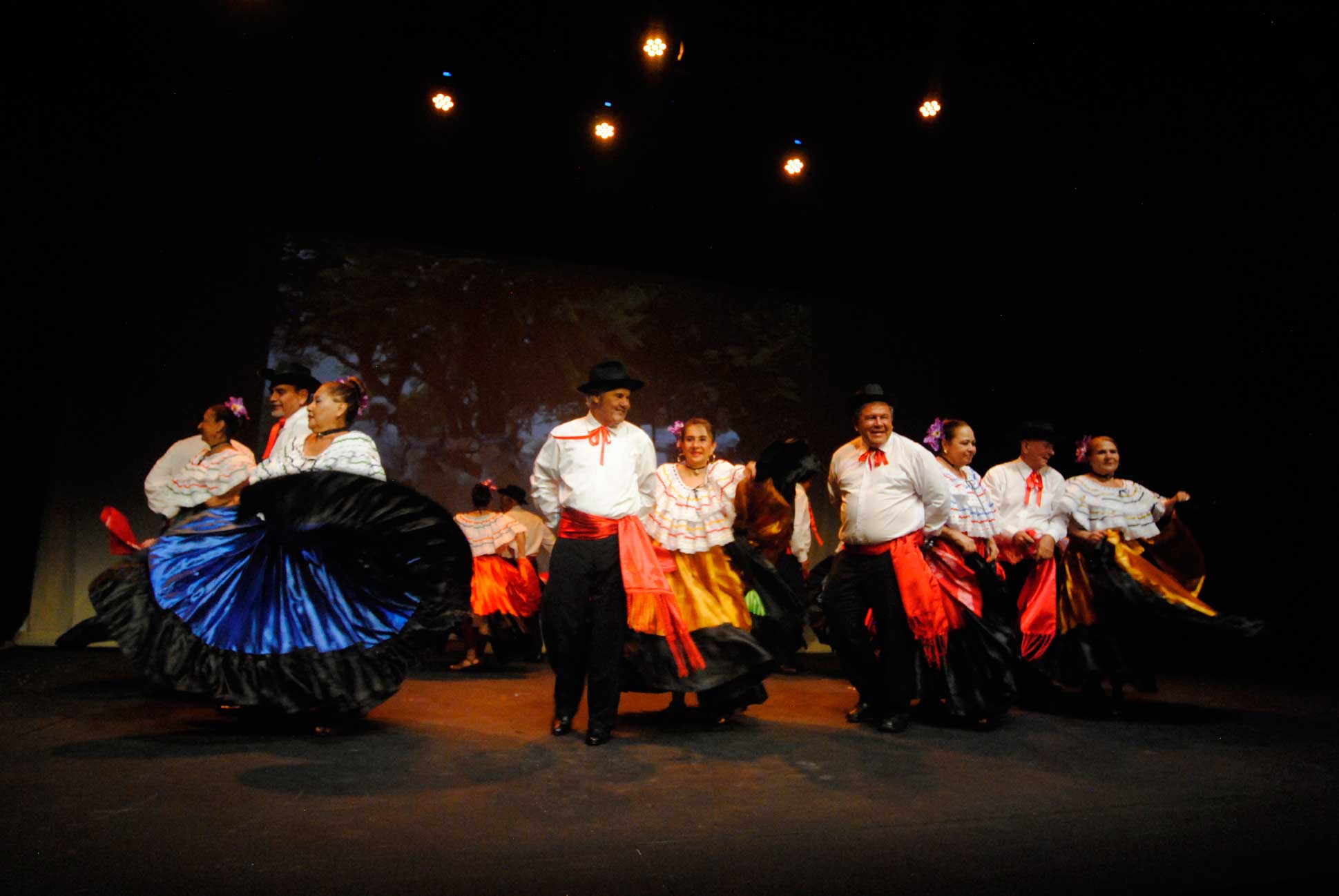 img-galeria-quote-En la foto el grupo Al son de la Vida presentando la coreografía El Punto Guanacasteco.