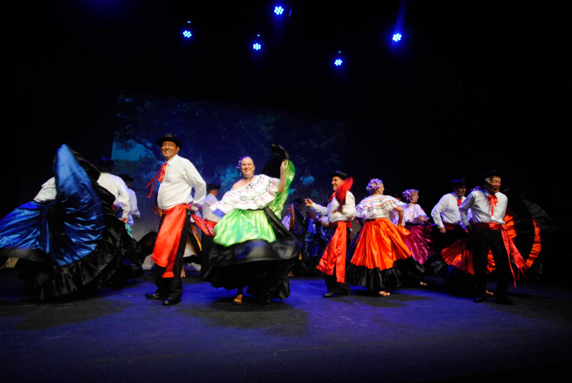 img-galeria-quote-En la foto el grupo Al son de la Vida presentando la coreografía El Punto Guanacasteco.
