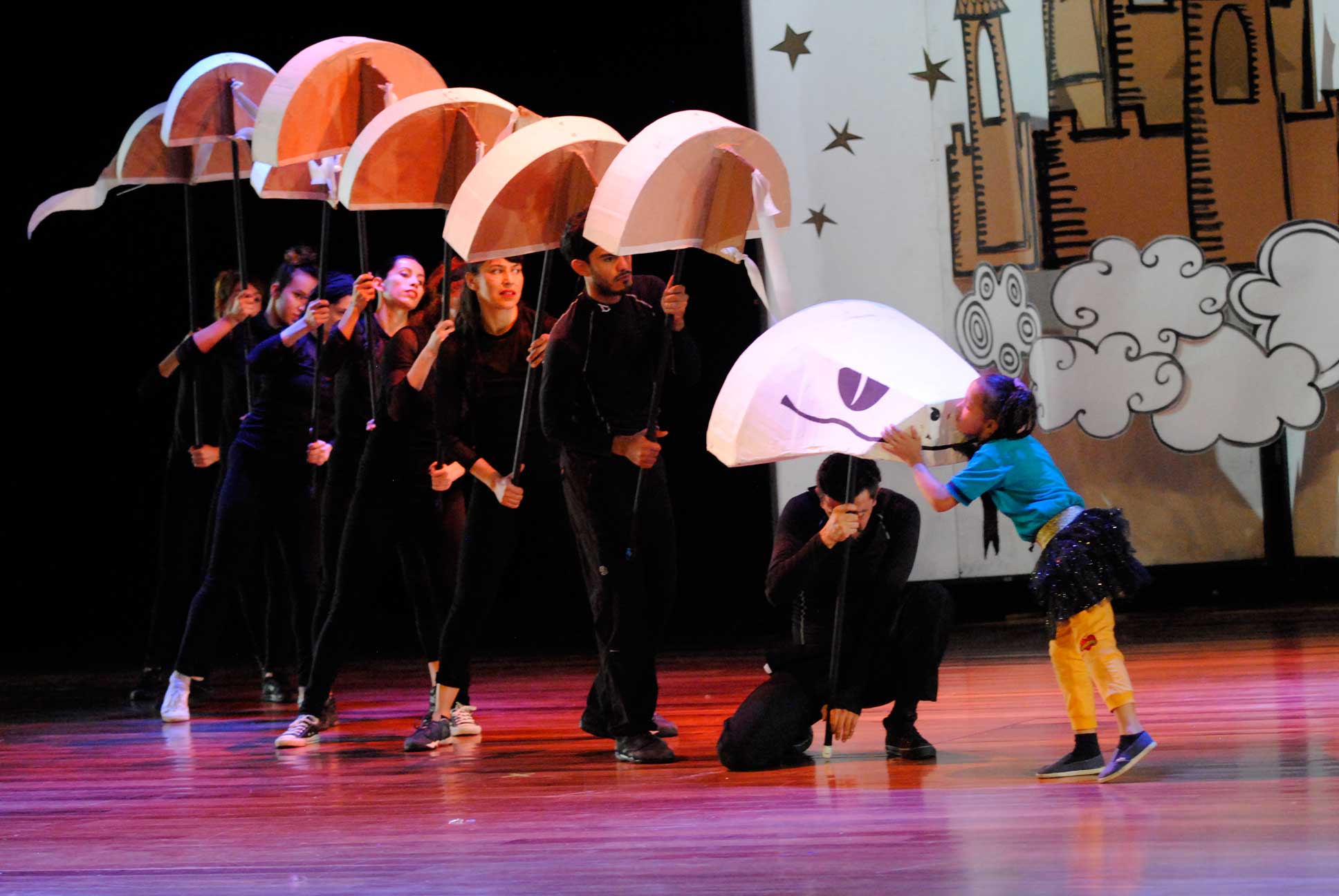 img-galeria-quote-El ladrón de diamantes, coreografía de Gustavo Hernández, con el elenco de bailarines de Danza Universitaria y un grupo de niños estudiantes de la Escuela Centeno Güell que presentan una condición de no oyentes