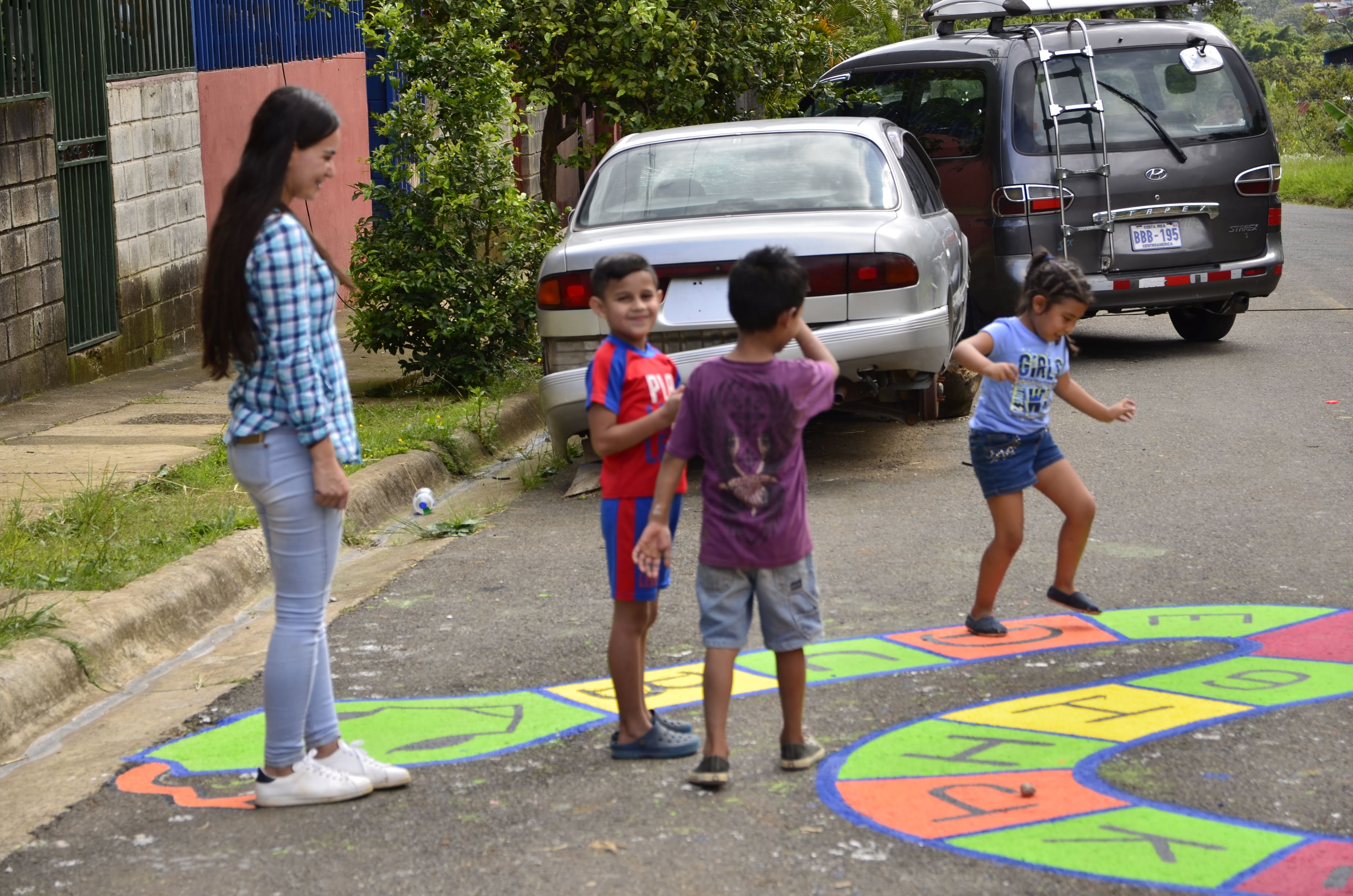 img-galeria-quote-Niña disfruta de un juego que dispuso la UCR para su comunidad. Foto: cortesía de Claudia Castro.