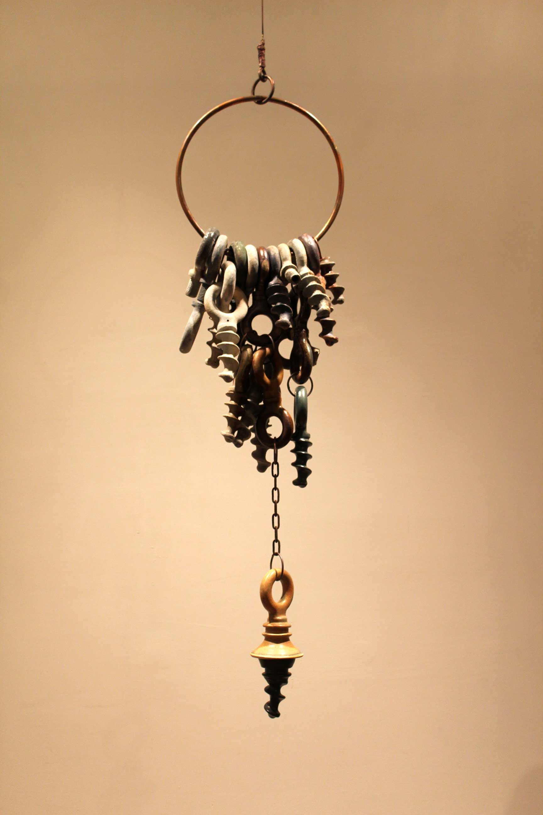 img-galeria-quote-Obra llamada “Pendulum” de Beatriz Parra Thompson, técnica en slip casting, esmalte de todas las temperaturas y forjas.