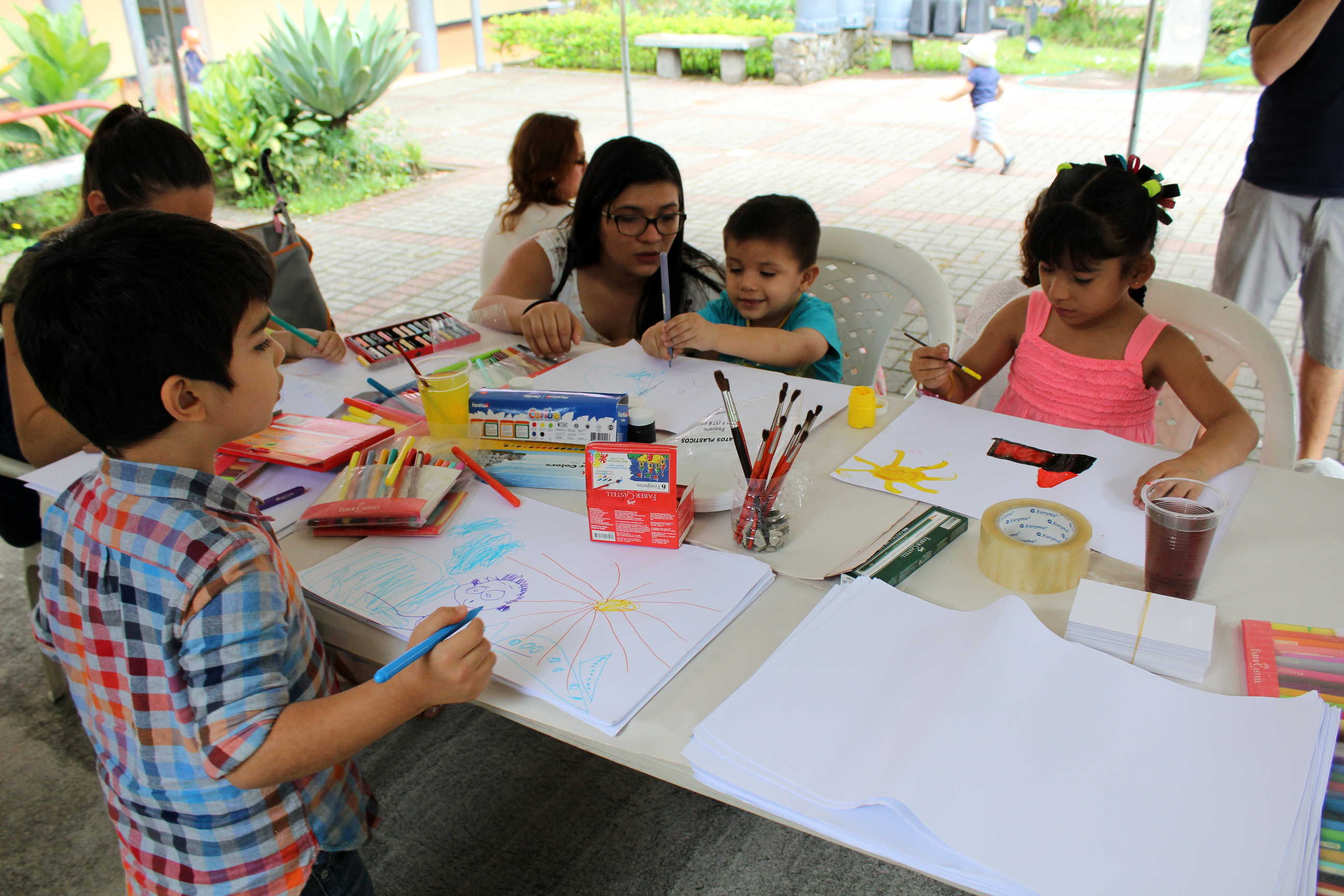 img-galeria-quote- La niñez presente en este festival tuvo la oportunidad de participar de talleres de dibujo con el profesor Luis Paulino Delgado.