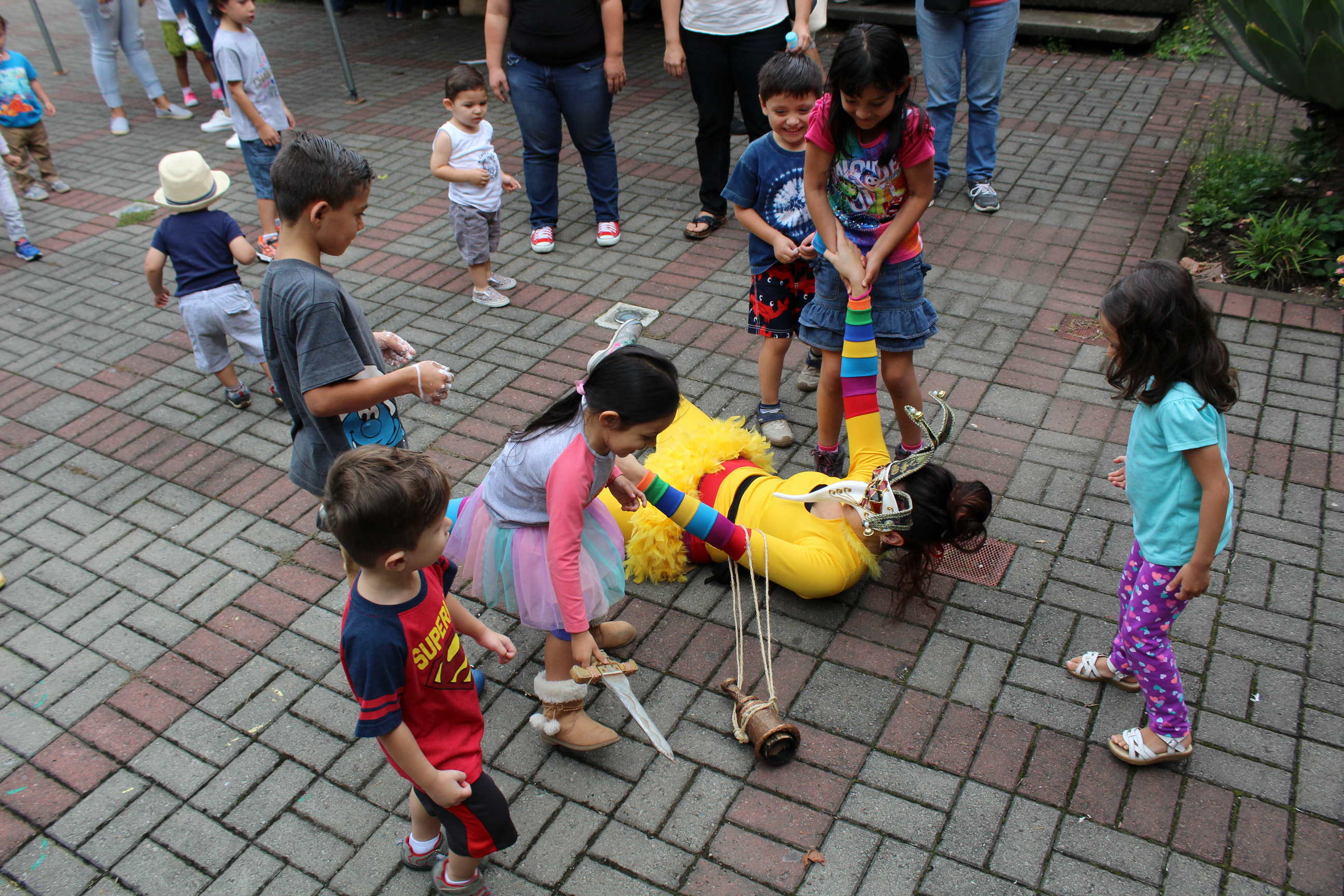 img-galeria-quote- Los niños jugaron con los personajes del grupo de mimo de los Estudiantes de Artes Dramáticas.
