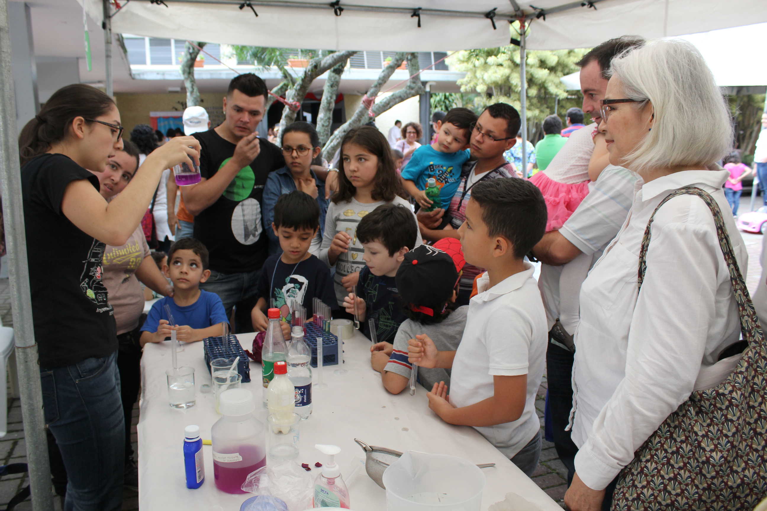 img-galeria-quote- Los niños asistentes a Títere-tandas también tuvieron la oportunidad de recibir talleres impartidos por el TCU “Promoción de la Ciencia y Tecnología de alimentos”, con diversos experimentos relacionados con este campo.