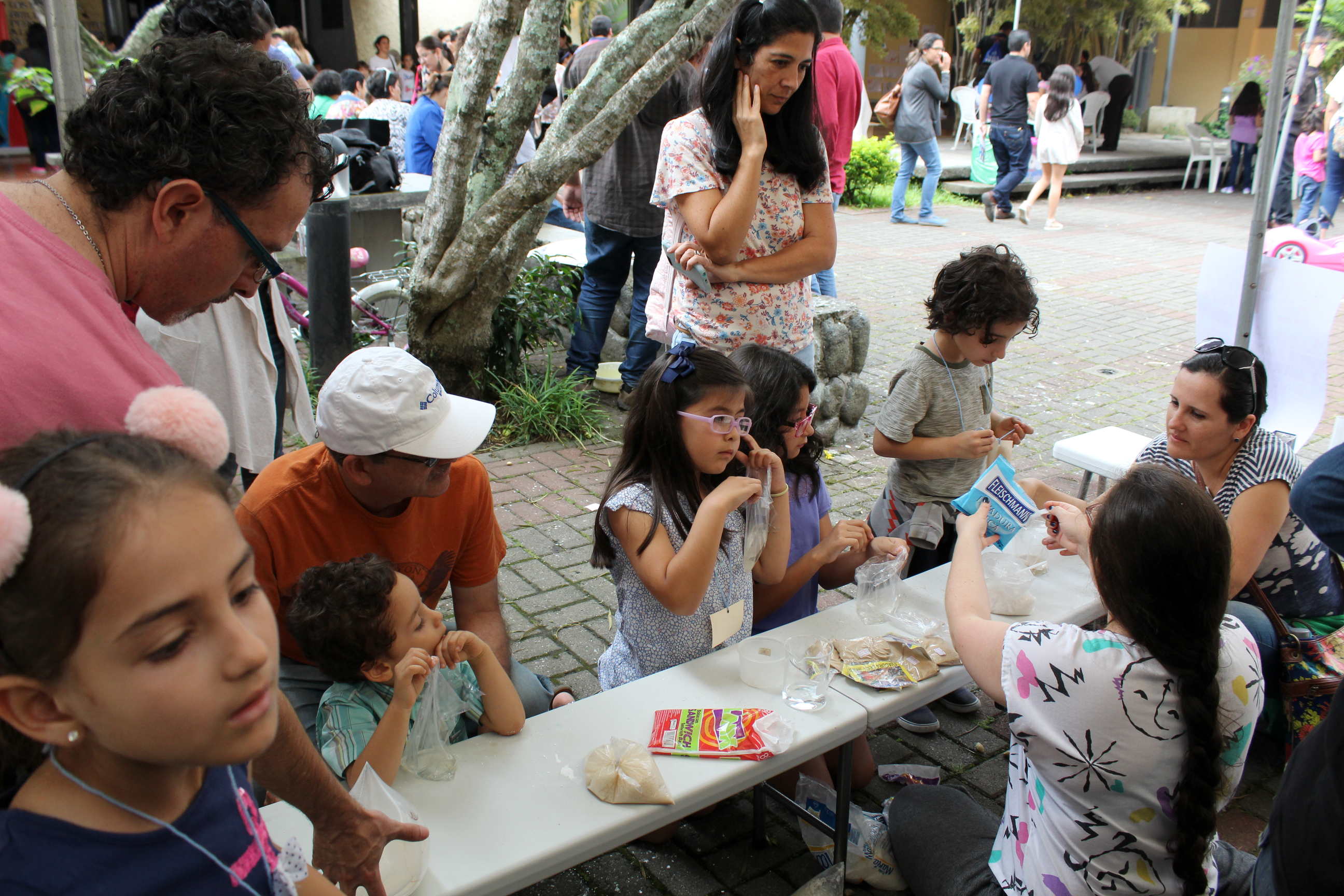 img-galeria-quote- Los niños asistentes a Títere-tandas también tuvieron la oportunidad de recibir talleres impartidos por el TCU “Promoción de la Ciencia y Tecnología de alimentos”, con diversos experimentos relacionados con este campo.