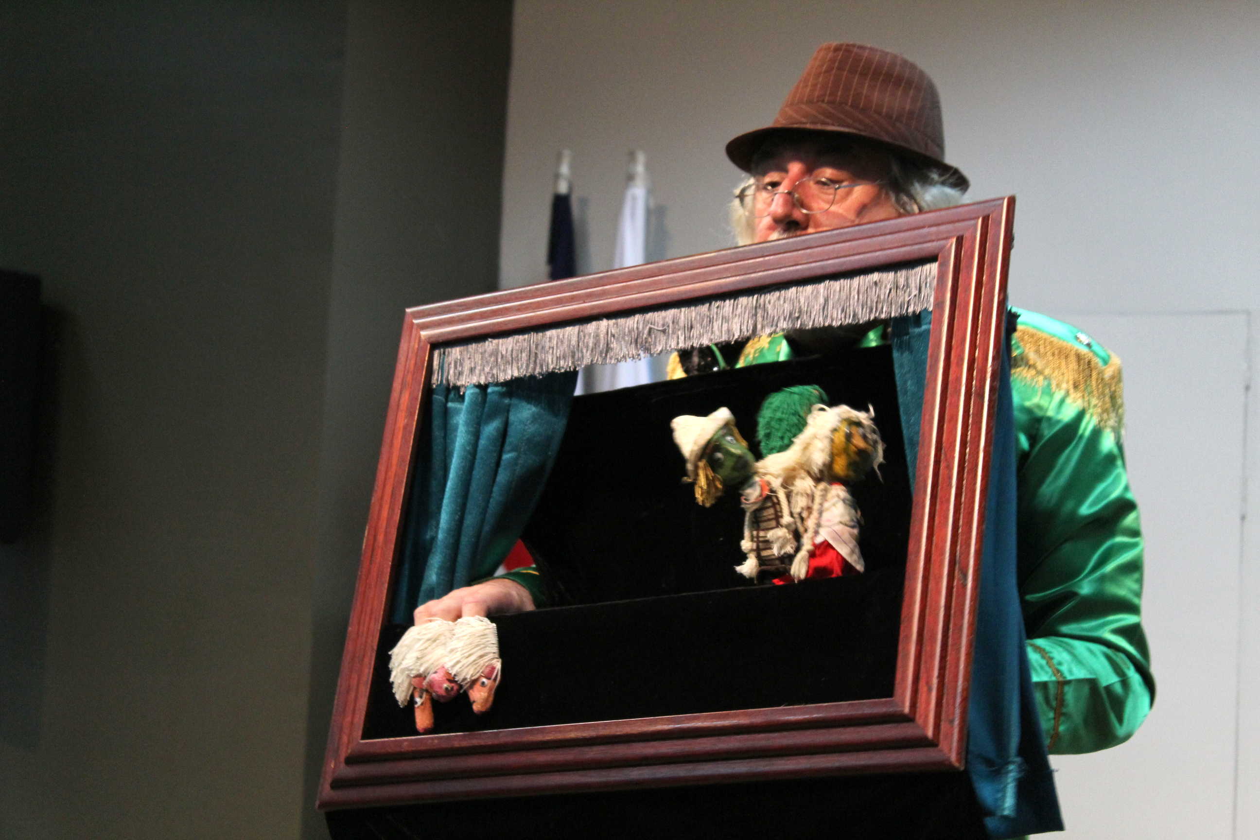 img-galeria-quote- El teatro de títeres Cucaramacara presento la obra “Cuentocondedos”.