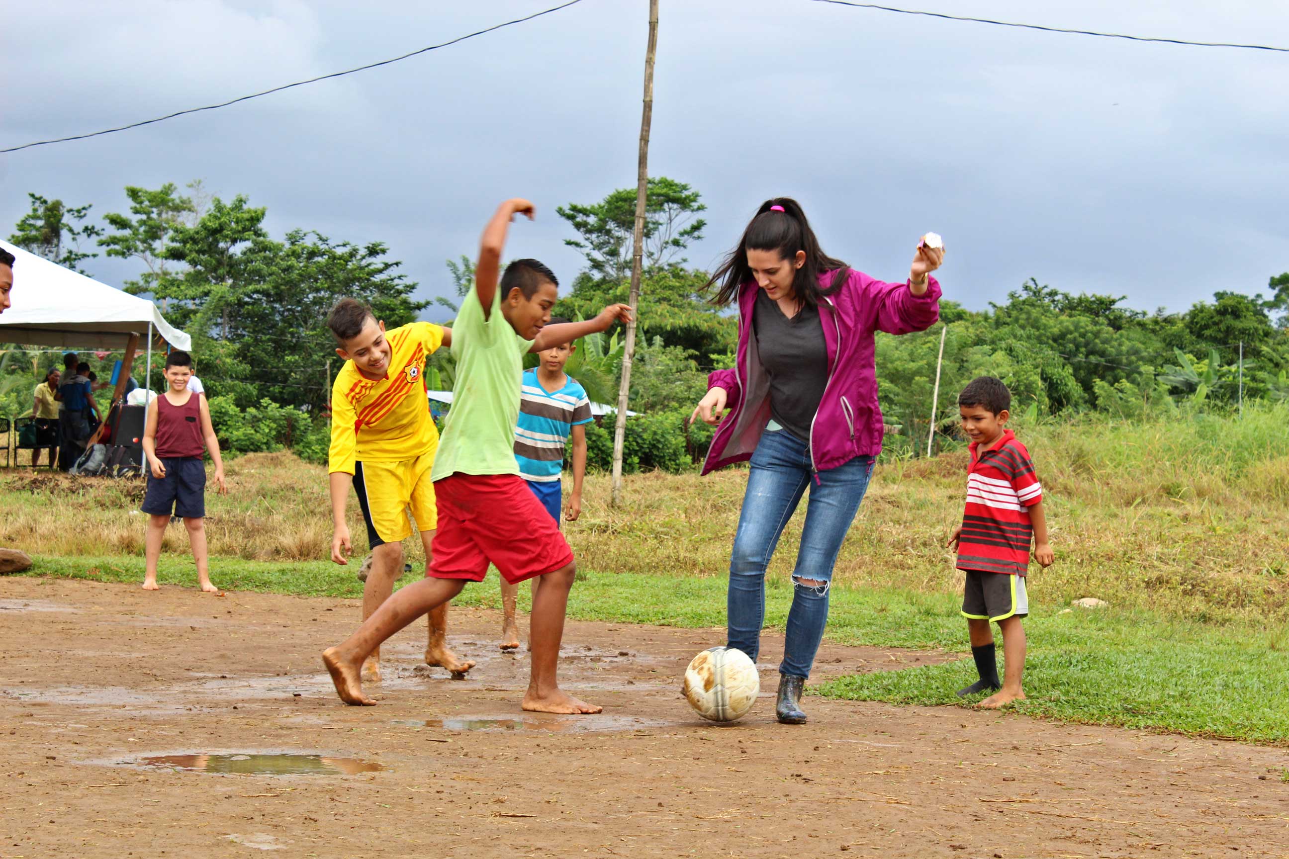 img-galeria-quote-Los niños de la comunidad de los Almendros jugaron fútbol con algunos miembros del teatro Diököl  y organizadores de este encuentro.