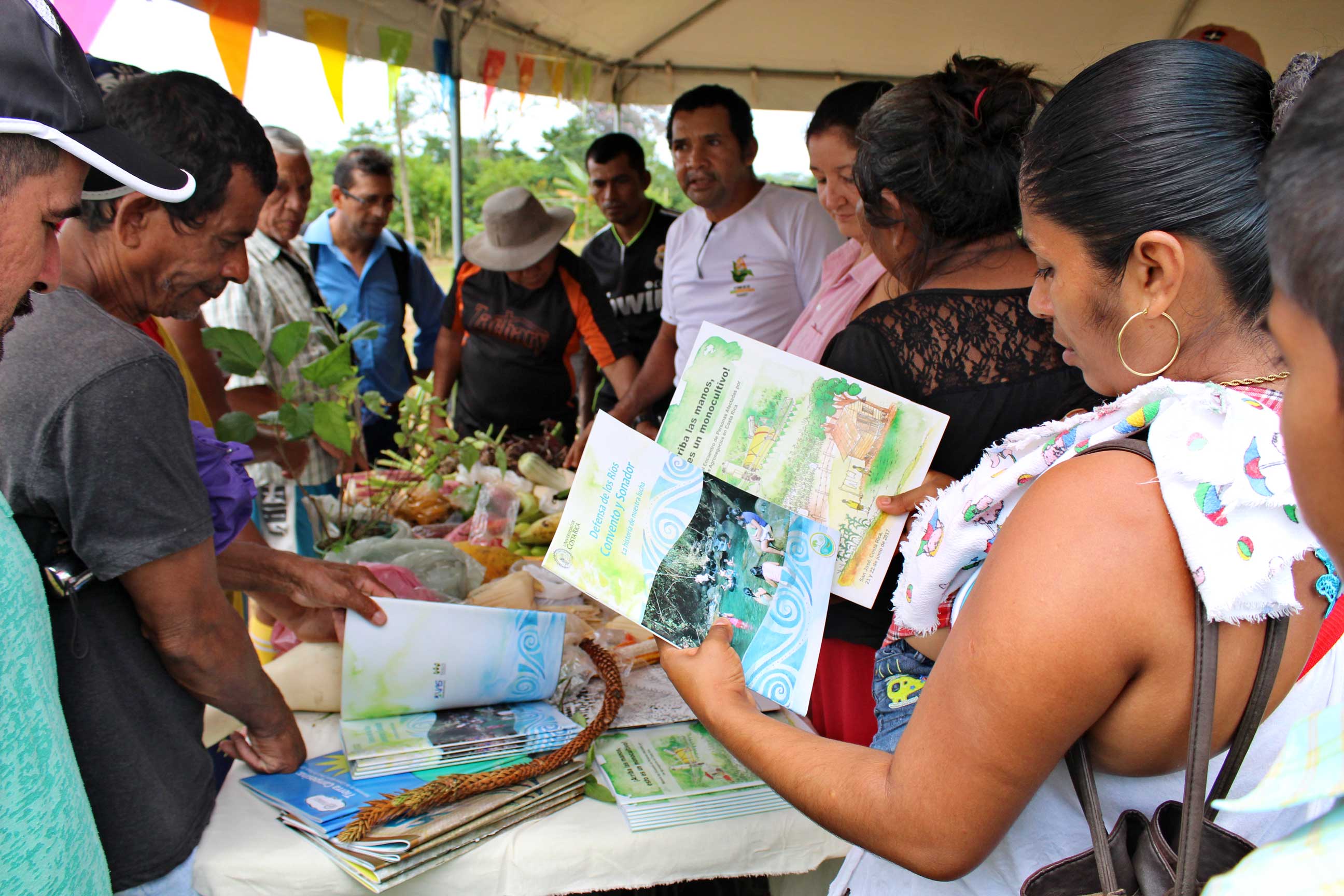img-galeria-quote-Miembros de la Cátedra de Saberes Comunitarios realizaron un encuentro de intercambio de semillas criollas y plantas con la comunidad de los Almendros.