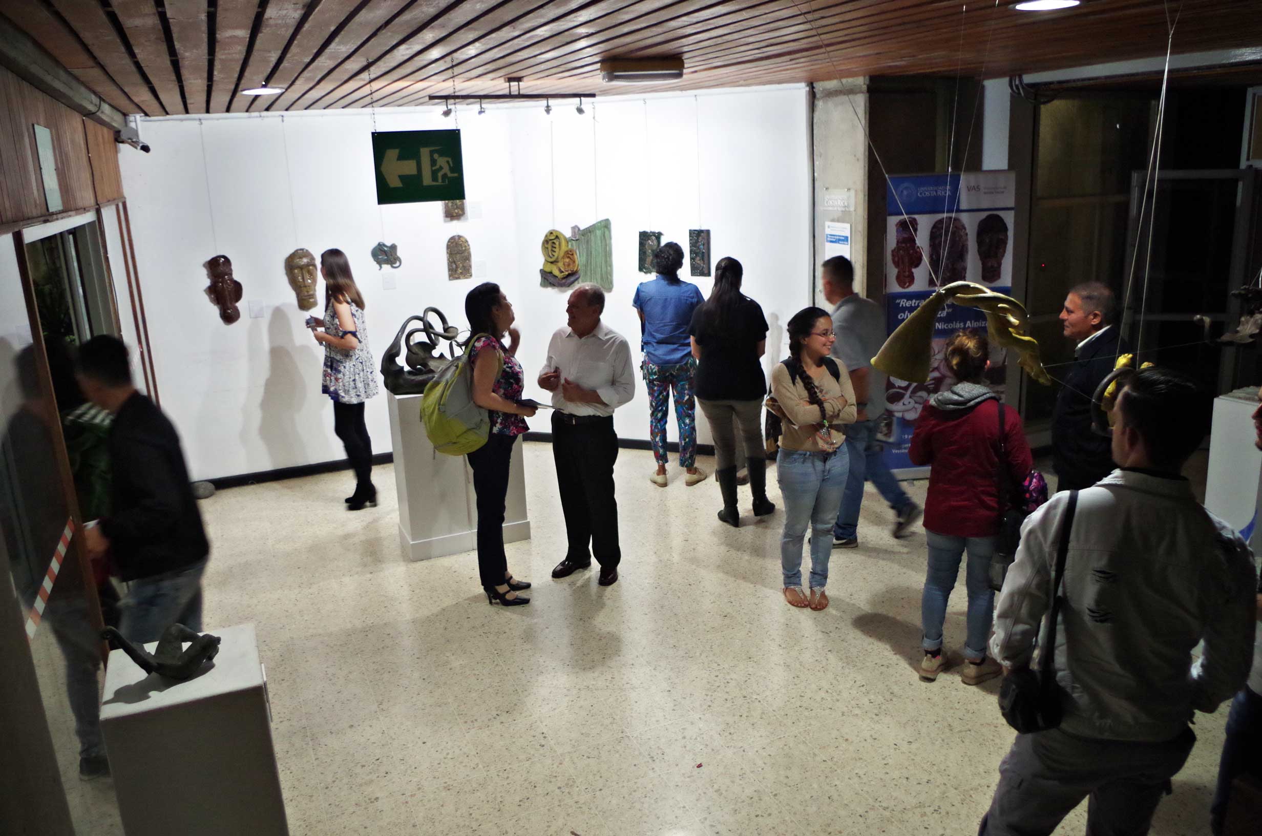 img-galeria-quote-La inauguración de la obra del artista Nicolás Aguilar en el edicificio de la Vicerrectoria con la compañía de amigos familiares y compañeros del artista.