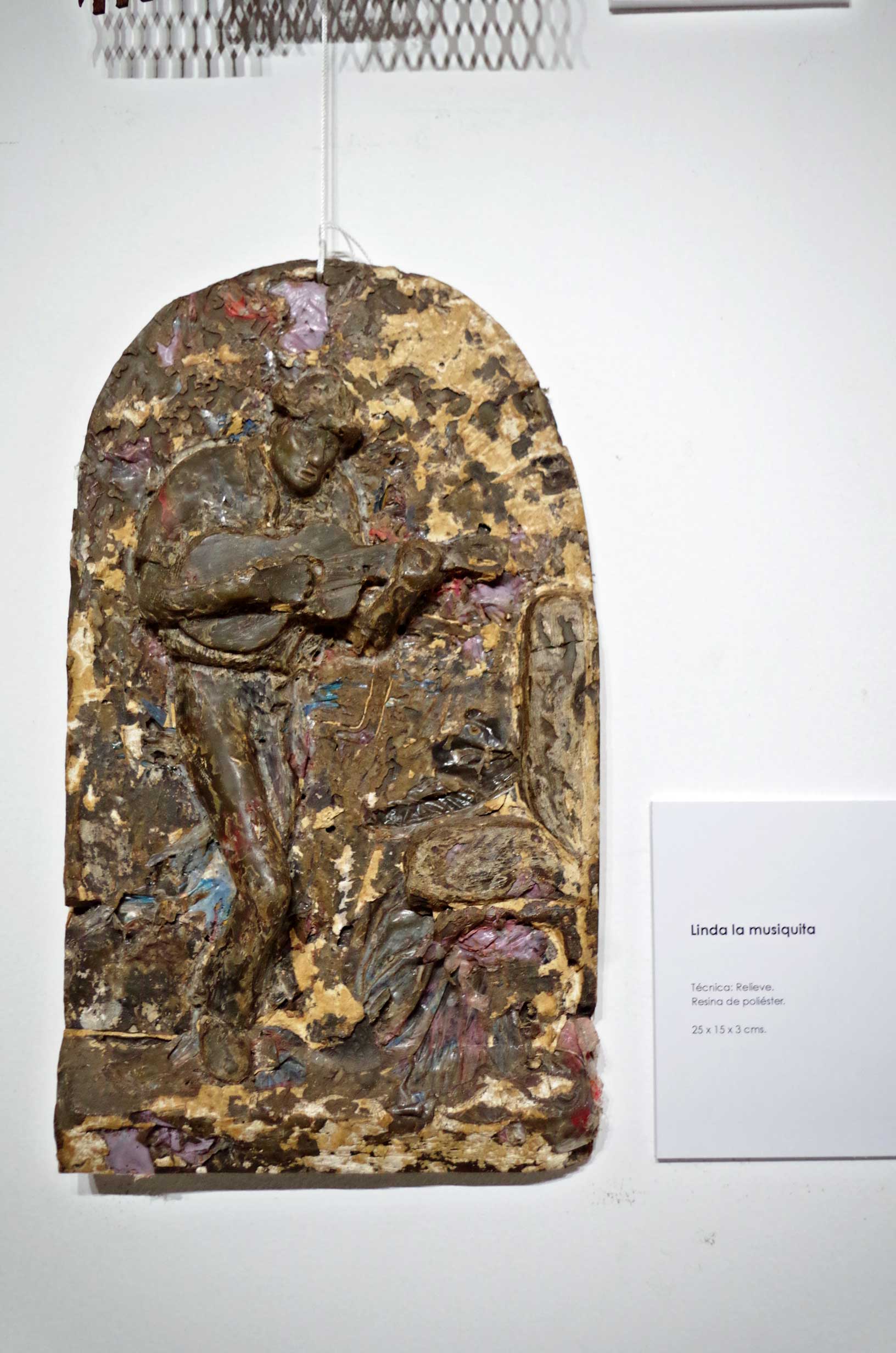 img-galeria-quote-Obra titulada “Niñez Urbana”, técnica relieve resina de poliester, dimensiones: 20 x 15 x 3 cms.