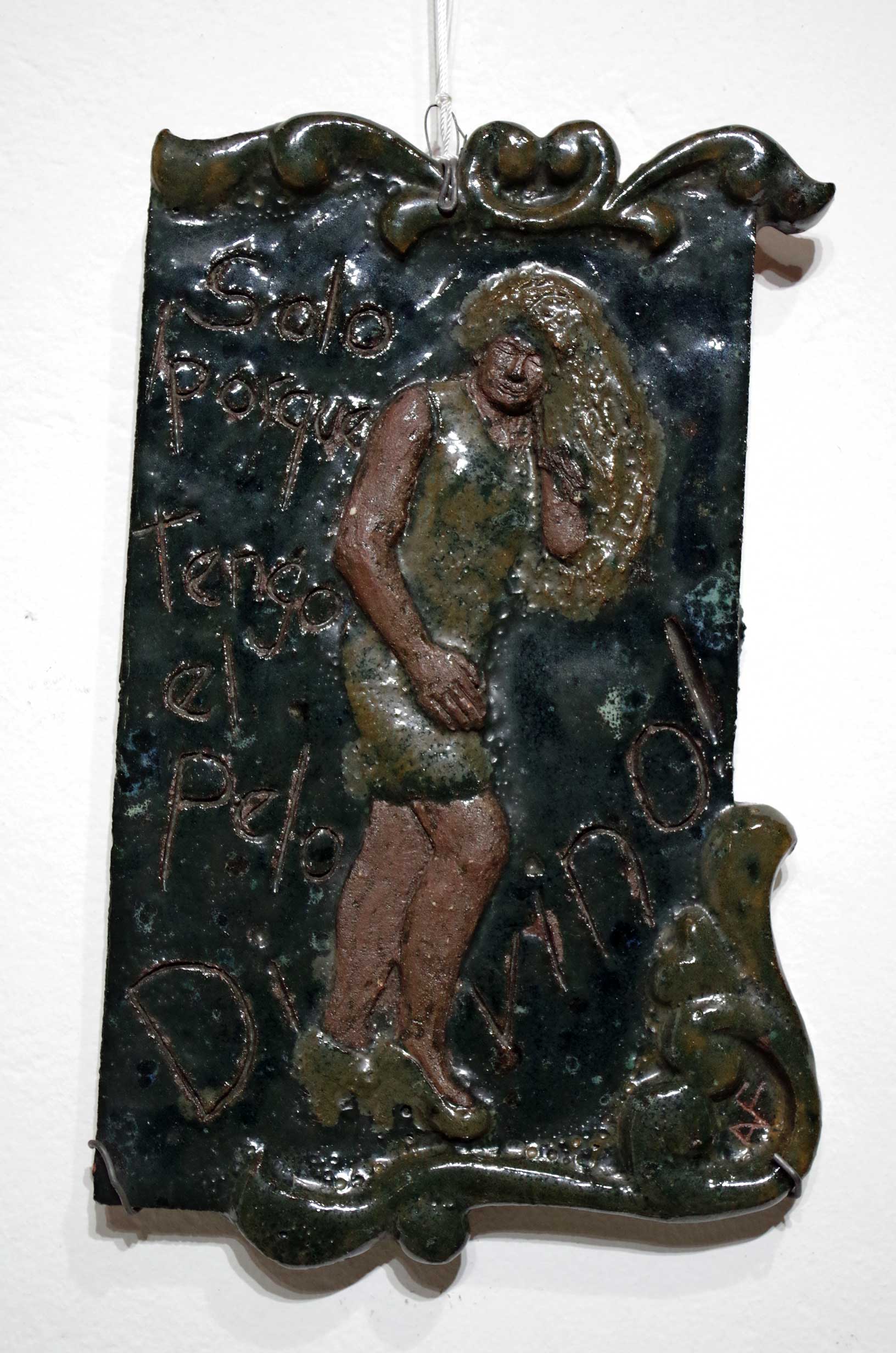 img-galeria-quote-Obra titulada “Solo porque tengo el pelo divino”, técnica relieve cerámica, dimensiones: 25 x30 x 3 cms.