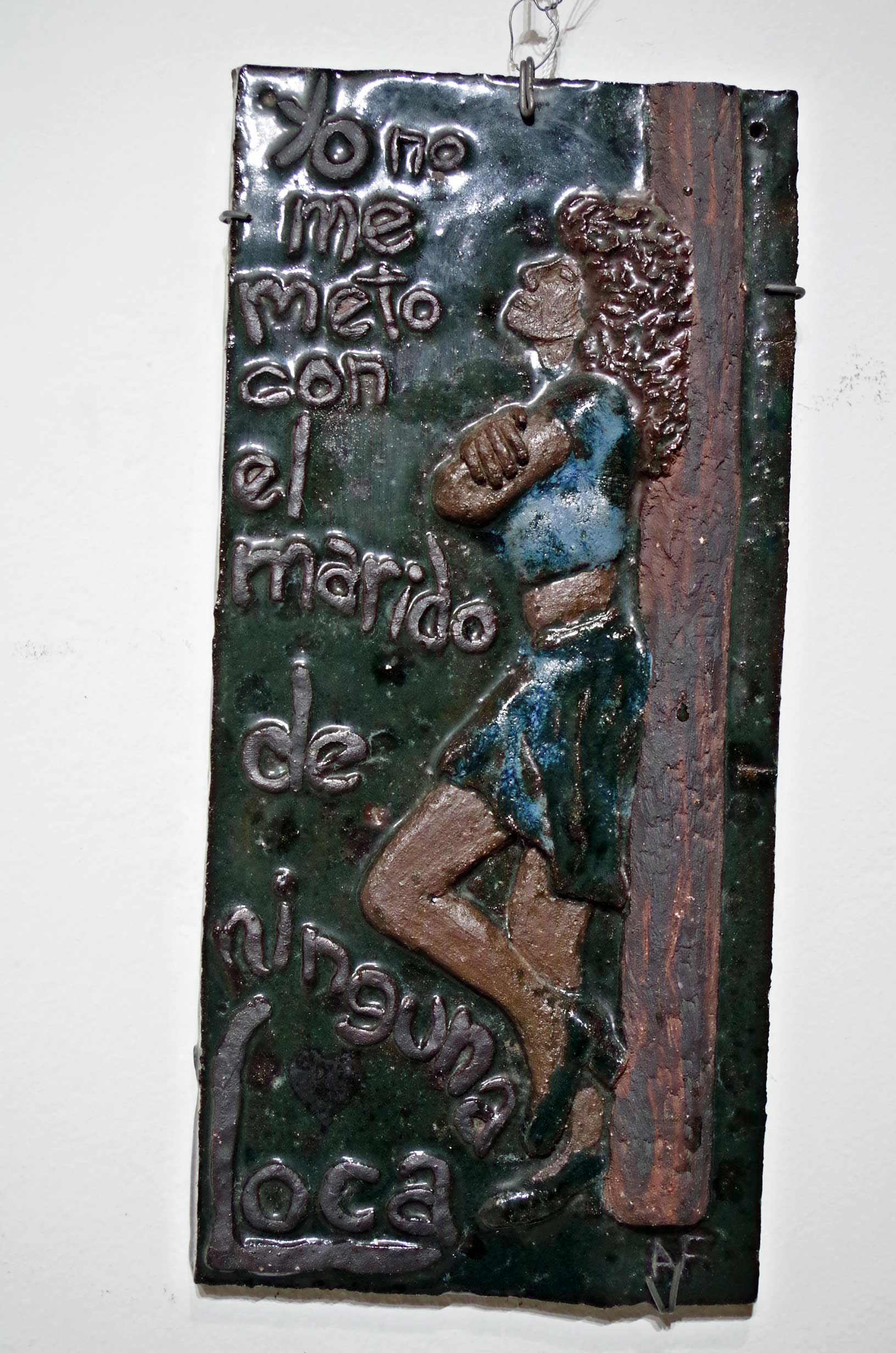 img-galeria-quote-Obra titulada “Yo no me meto con el marido de ninguna loca”, técnica relieve cerámica, dimensiones: 25 x30 x 3 cms