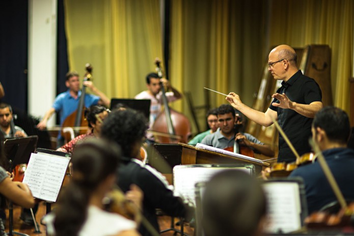 Además de director residente de la Orquesta Sinfónica Nacional, Eddie Mora es director Artístico de la Orquesta Sinfónica de Heredia (OSH).  Foto tomada del sitio eddiemora.com