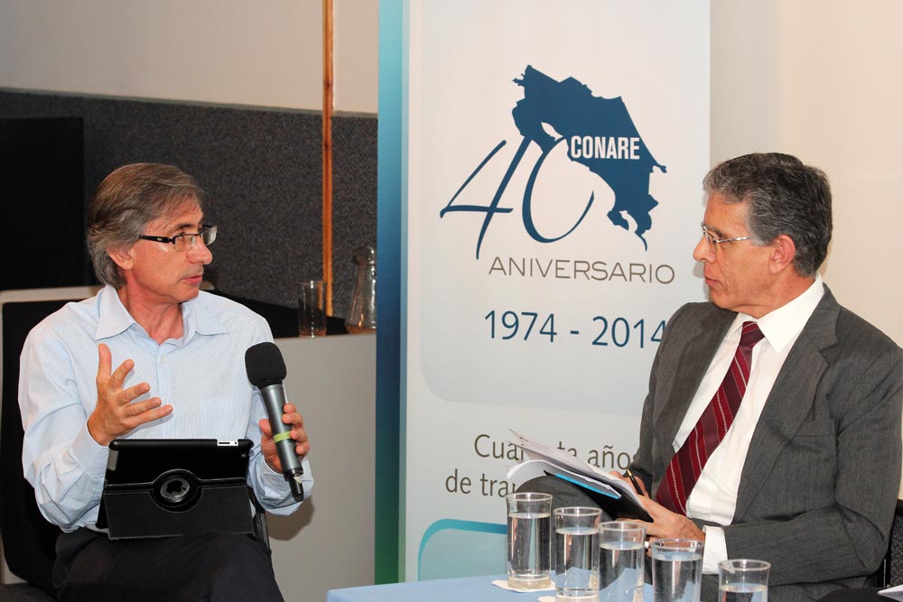        El Dr. Jorge Vargas Cullel estuvo a cargo de la conducción del evento y facilitó un formato de conversación más libre. Foto Comisión de Difusión.
