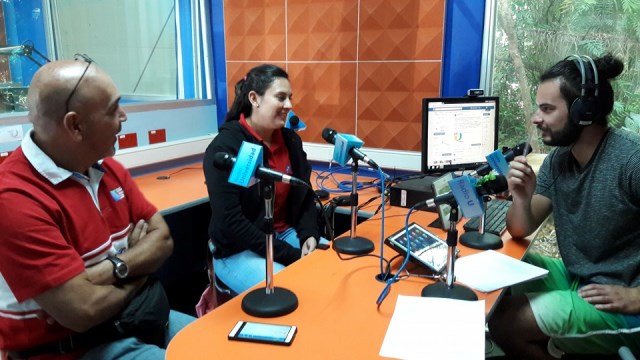 img-noticia-Presentador del programa, Jonathan Pérez (a la derecha) junto a Paola Mayorga y Ramón Cole, representantes del Rugby en Costa Rica. Fotografía cortesía de En Movimiento. 