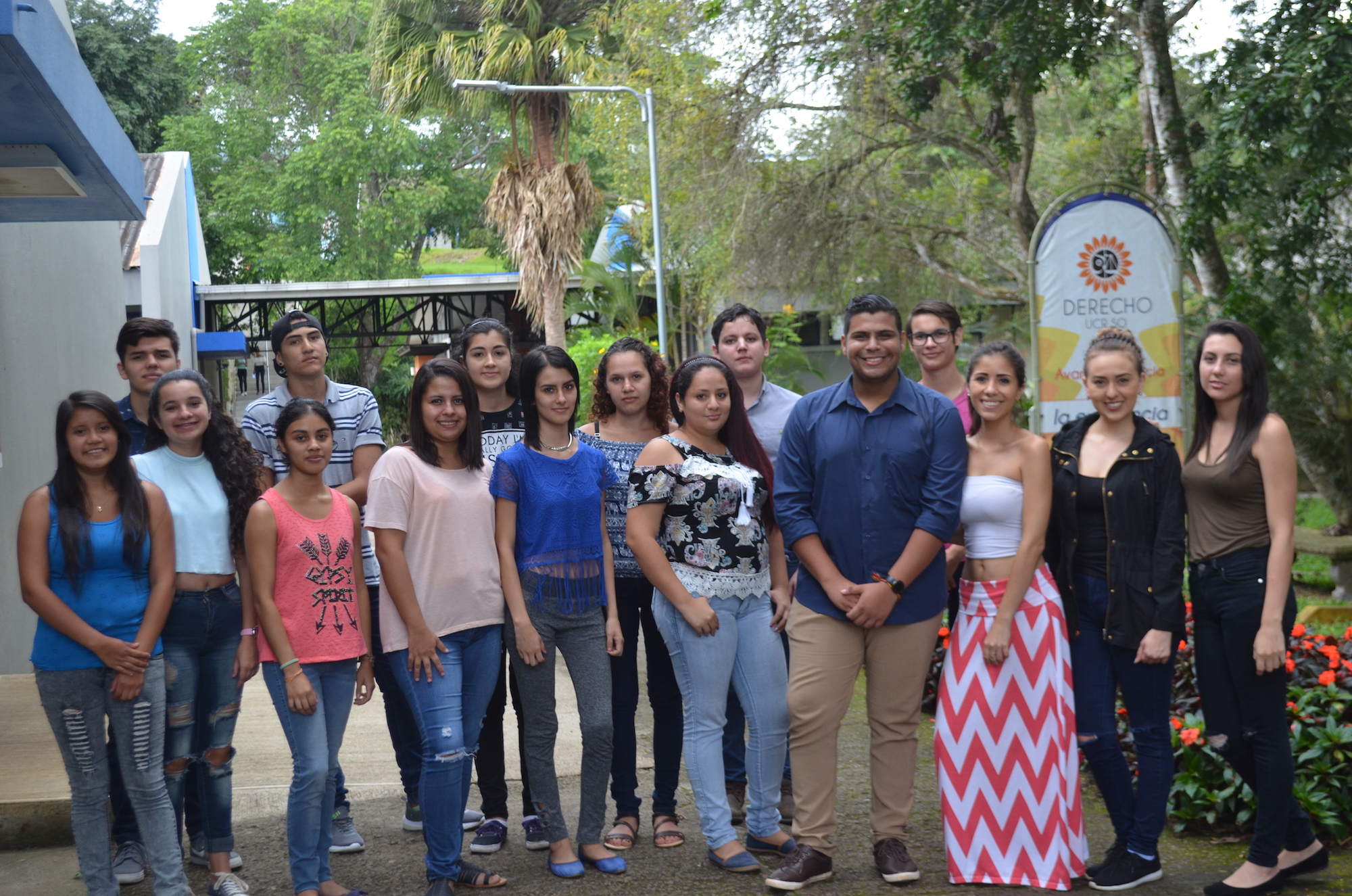 Primer grupo de jóvenes que partició en el Programa Diseño y programación de páginas web bilingüe. Foto Grettel Rojas.