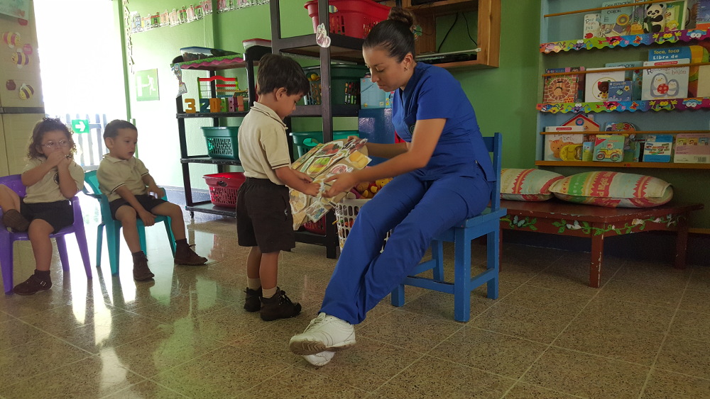 Los niños del Centro de Práctica son capaces de reconocer los alimentos pertenecientes a los diferentes grupos alimenticios. Foto por: Centro de Práctica Turrialba. 