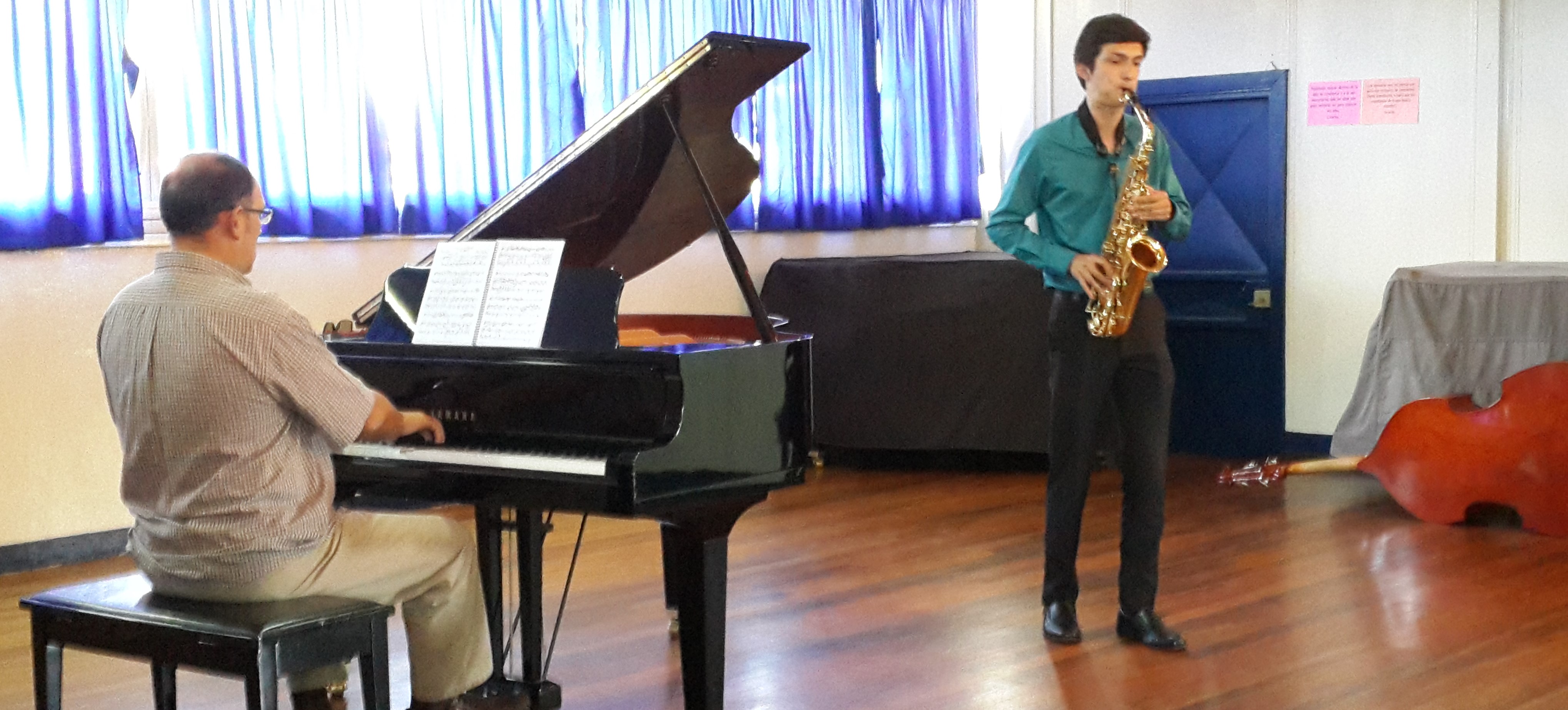 Saxofonista Camilo Alvarado y pianista Profesor Federico Molina. Foto proporcionada por la Etapa Básica de Música de Turrialba. 
