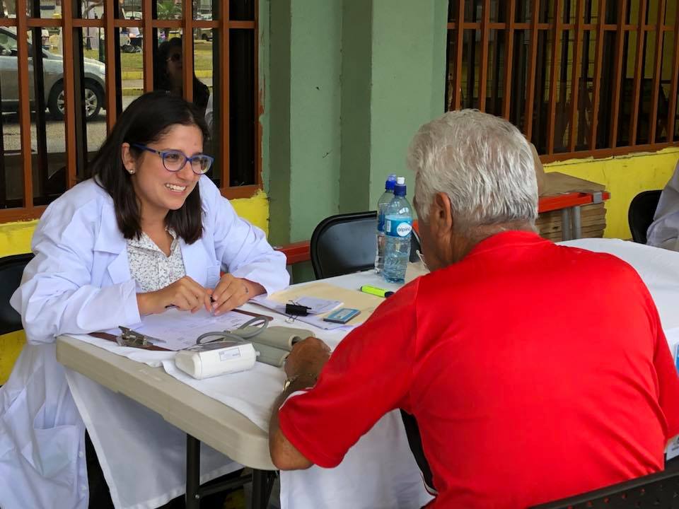 La estudiante María José Alvarado en consulta en una de las giras. Foto: facebook CIMED UCR 