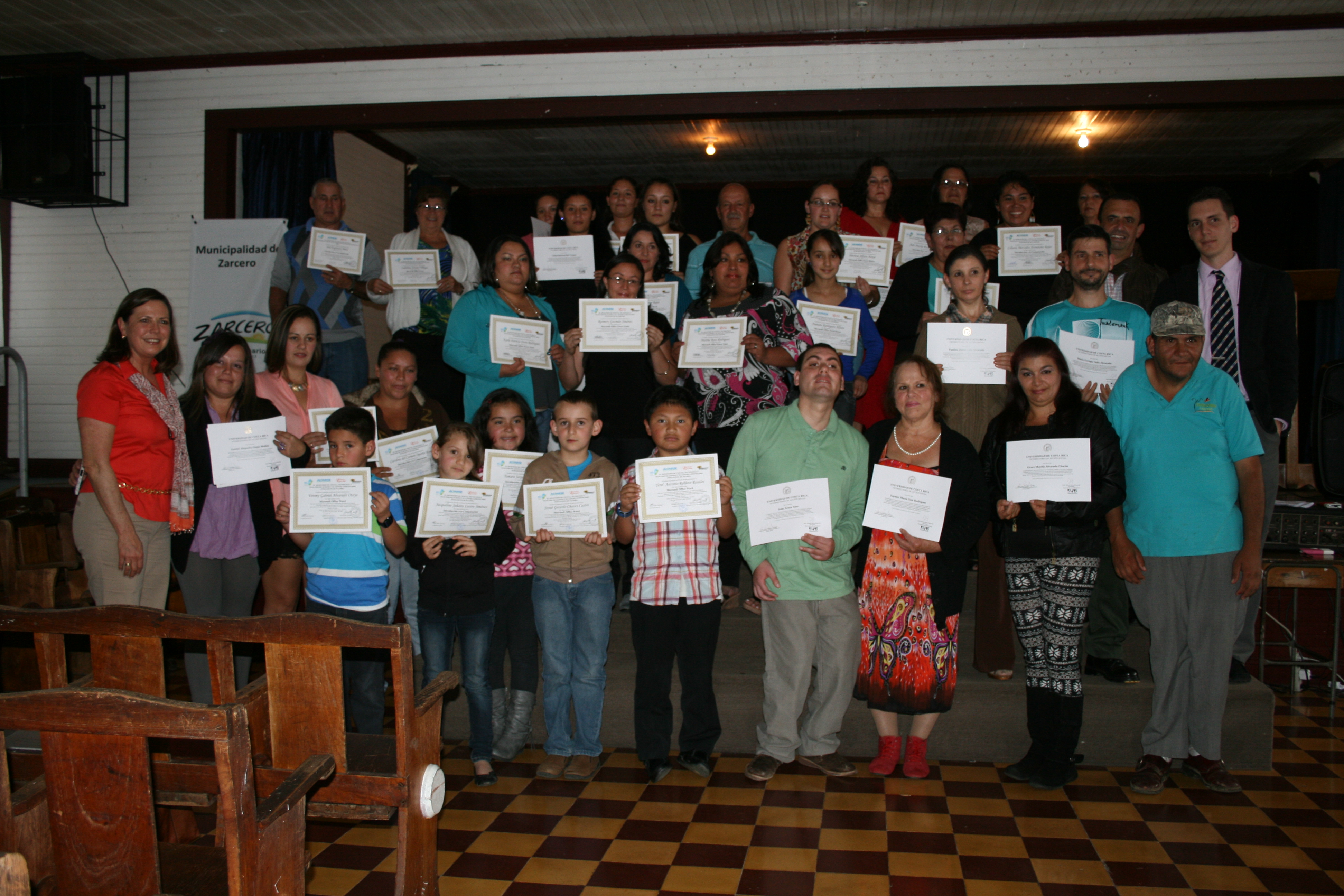 Graduandos de los cursos impartidos con apoyo del MICIT y de Iniciativas Estudiantiles de Acción Social, el jueves 26 de junio en Zarcero. Foto: Laura Paniagua.